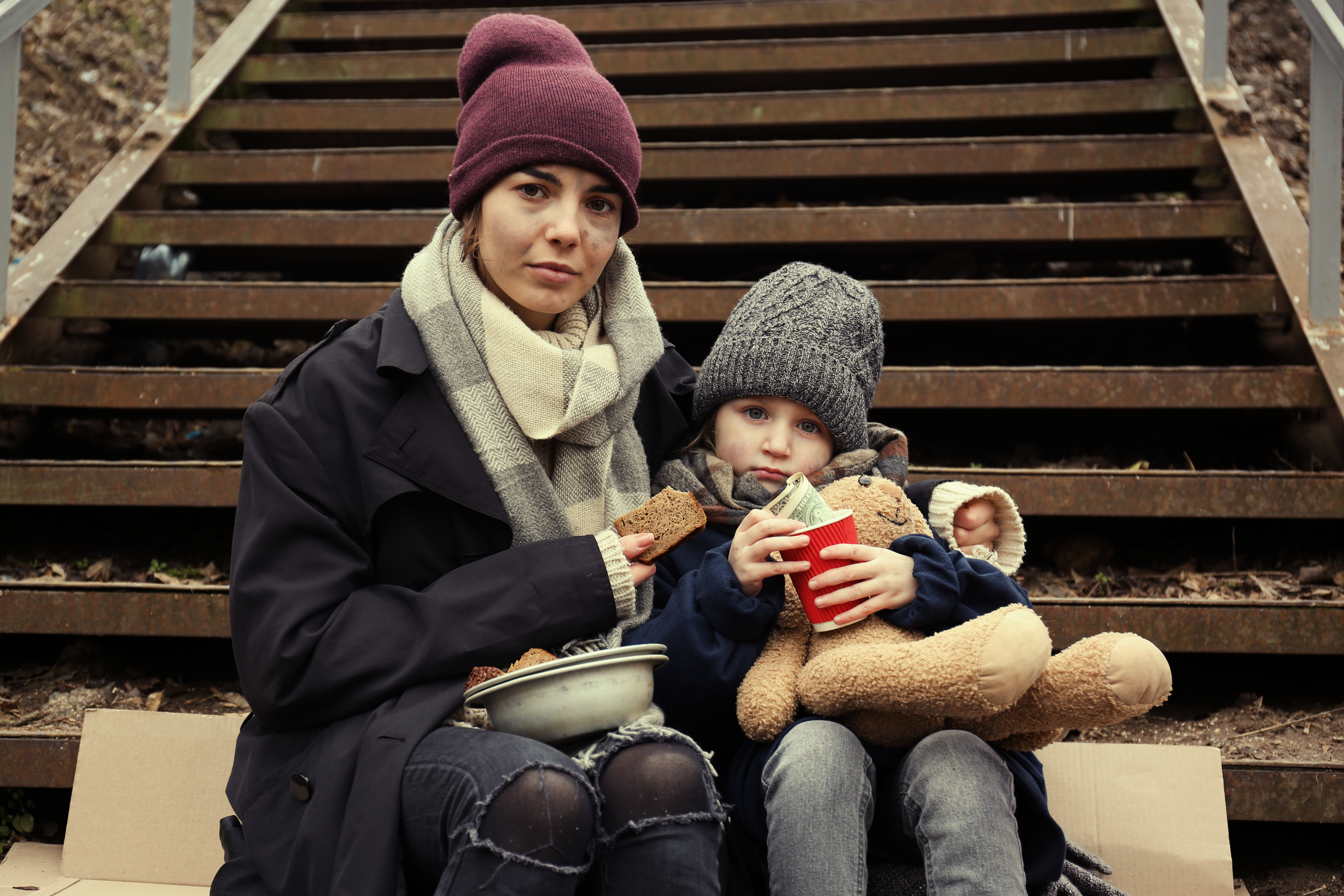 A homeless mother and child | Source: Shutterstock