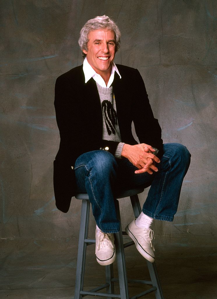 Der Komponist und Produzent Burt Bacharach posiert 1987 für ein Porträt in Los Angeles, Kalifornien. | Quelle: Getty Images