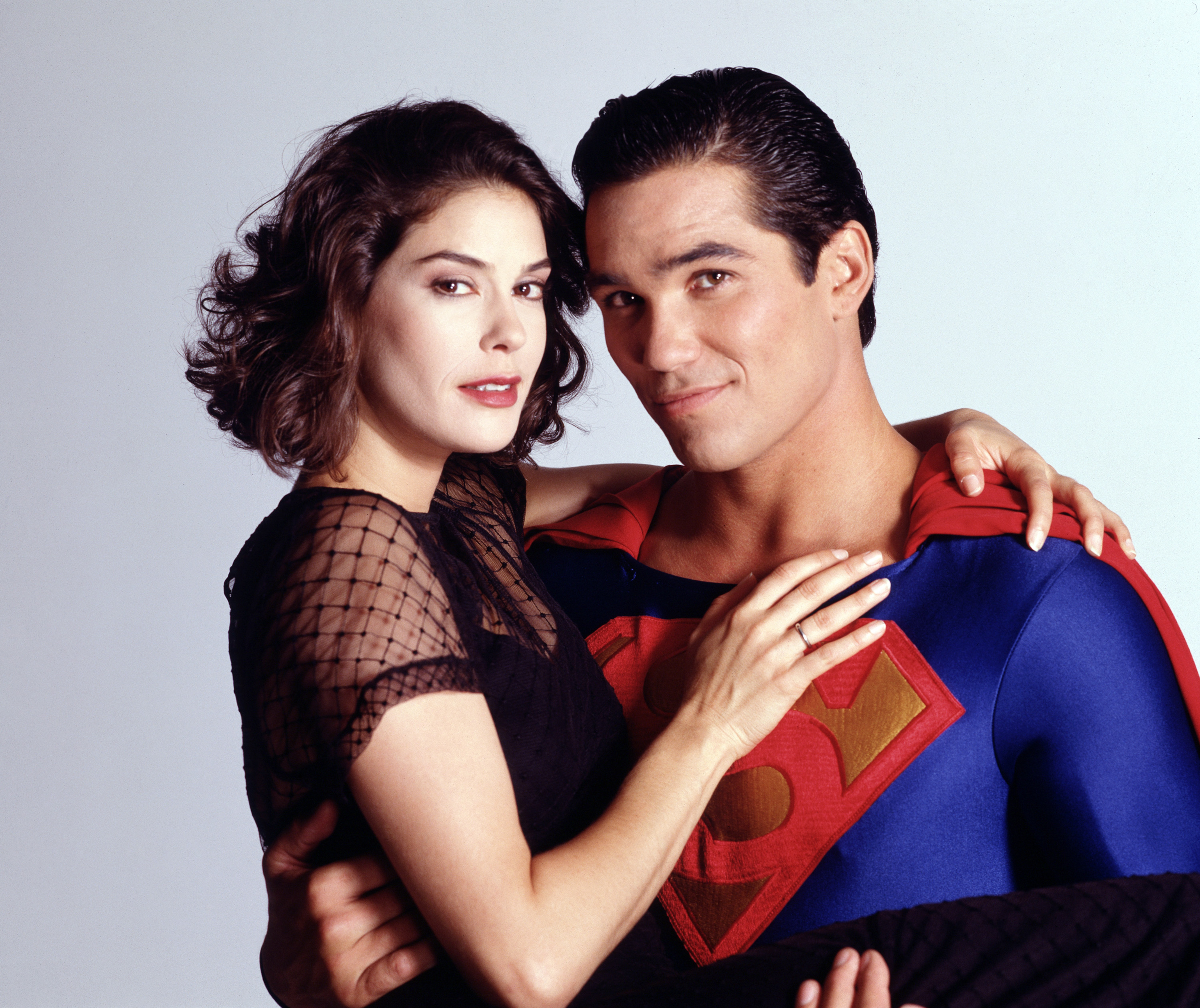Teri Hatcher and Dean Cain are pictured in "LOIS CLARK THE NEW ADVENTURES OF SUPERMAN" in August 1994. | Source: Getty Images