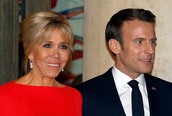 Le président français Emmanuel Macron et son épouse Brigitte Macron attendent le président chinois Xi Jinping et son épouse Peng Liyuan avant un dîner officiel au Palais présidentiel de l'Elysée le 2 mars. | Photo : GettyImage