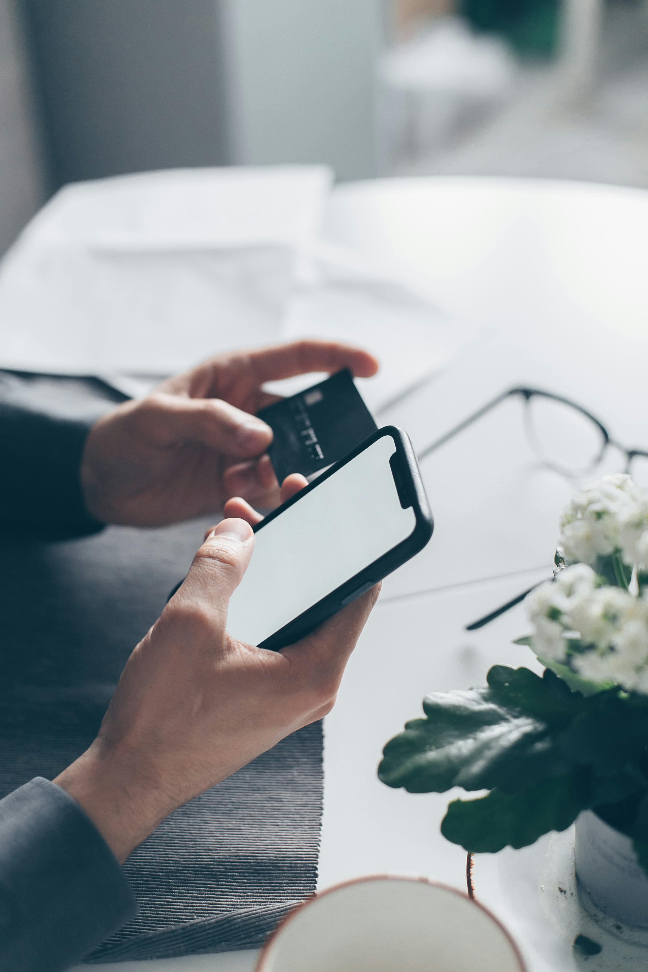 A person using their credit card to purchase something | Source: Pexels