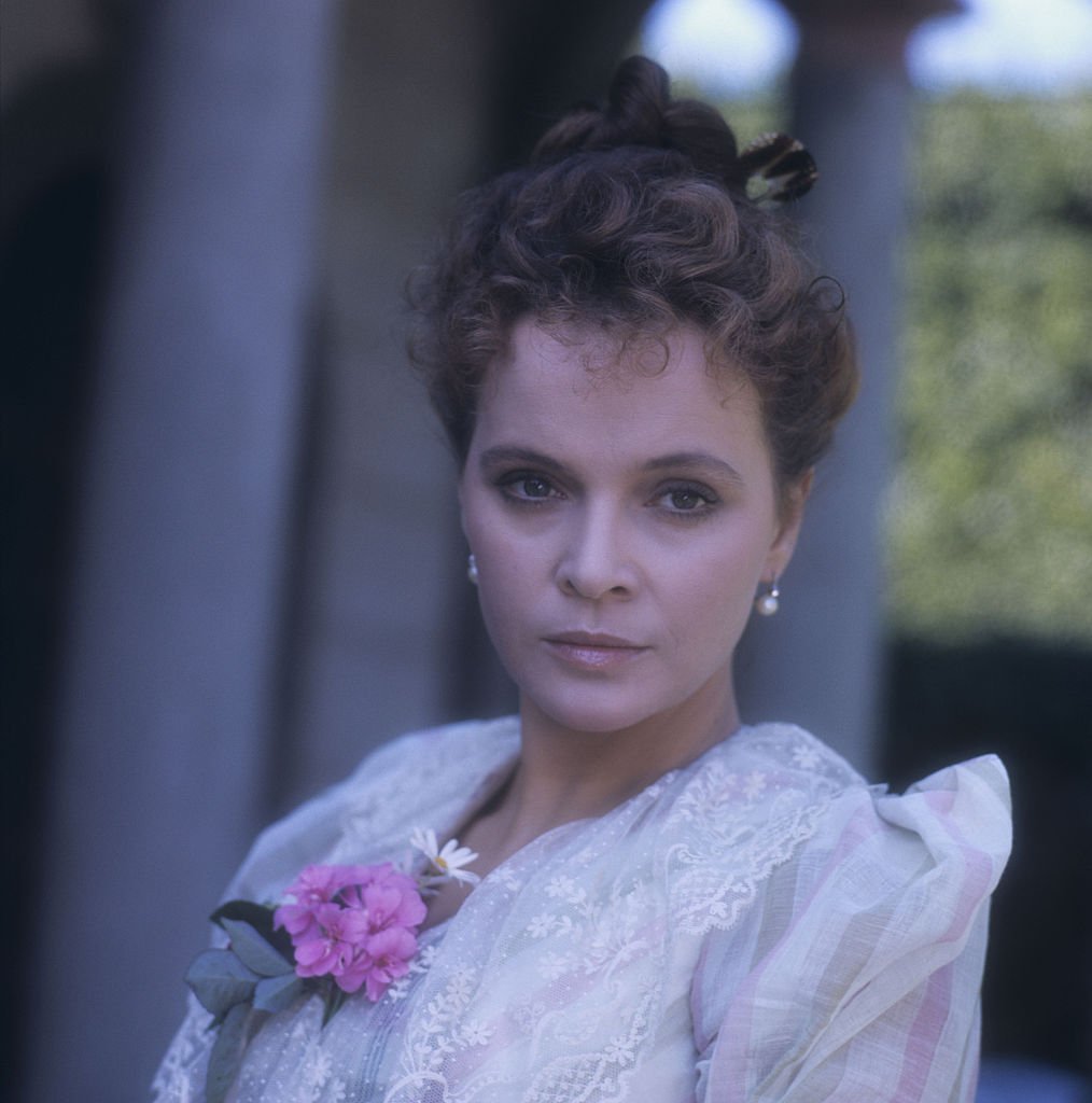 L'actrice italienne Laura Antonelli posant en costume de scène dans une villa proche de Lucques sur le plateau du film "L'innocent". Italie, 1976. | Photo : Getty Images
