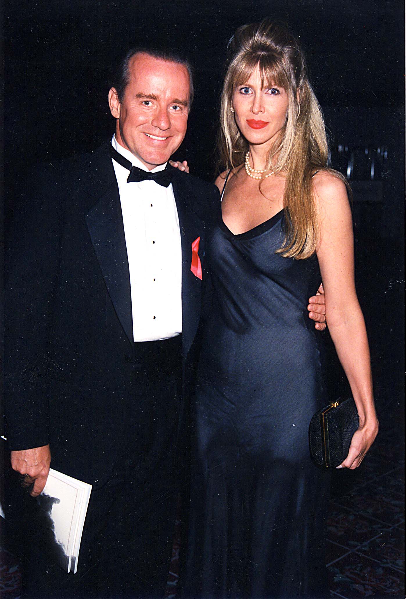 Phil Hartman and his wife, Brynn, at an HBO event in 1998. | Source: Getty Images