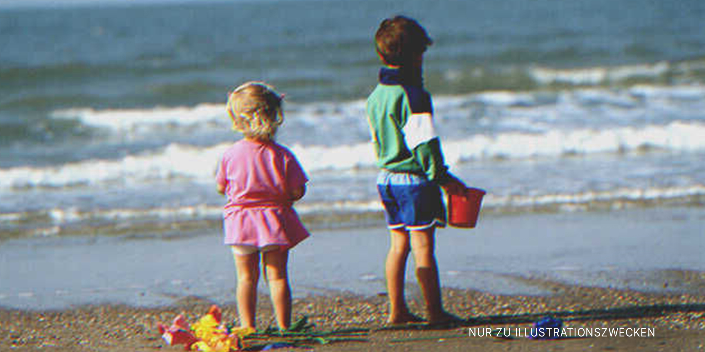 Kinder spielen am Strand | Quelle: Getty Images