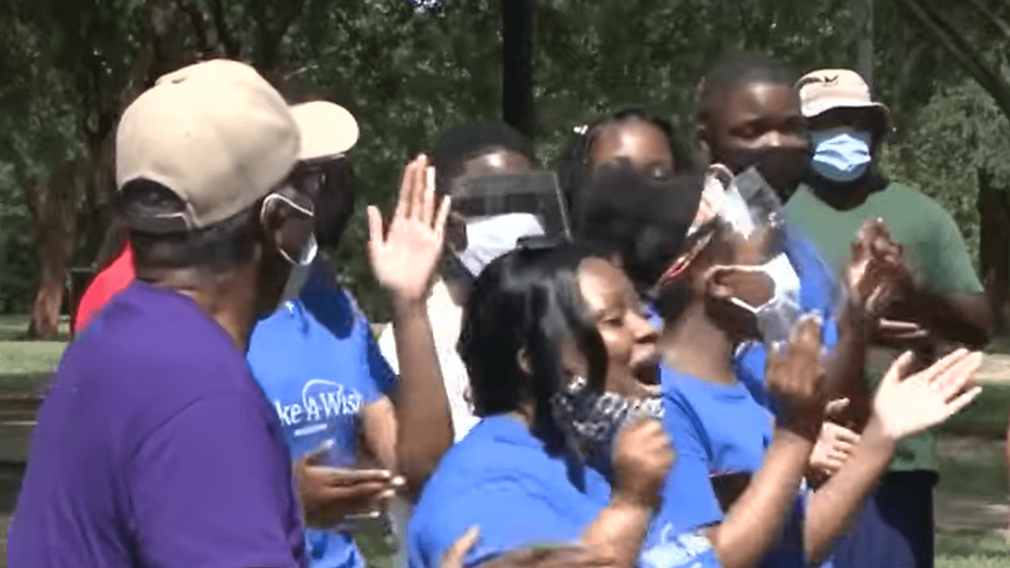 People singing while food is being handed out to homeless individuals. │Source: youtube.com/16 WAPT News Jackson