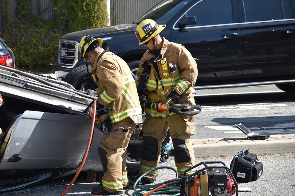 Firemen at the site of a car accident. | Photo: Pixabay