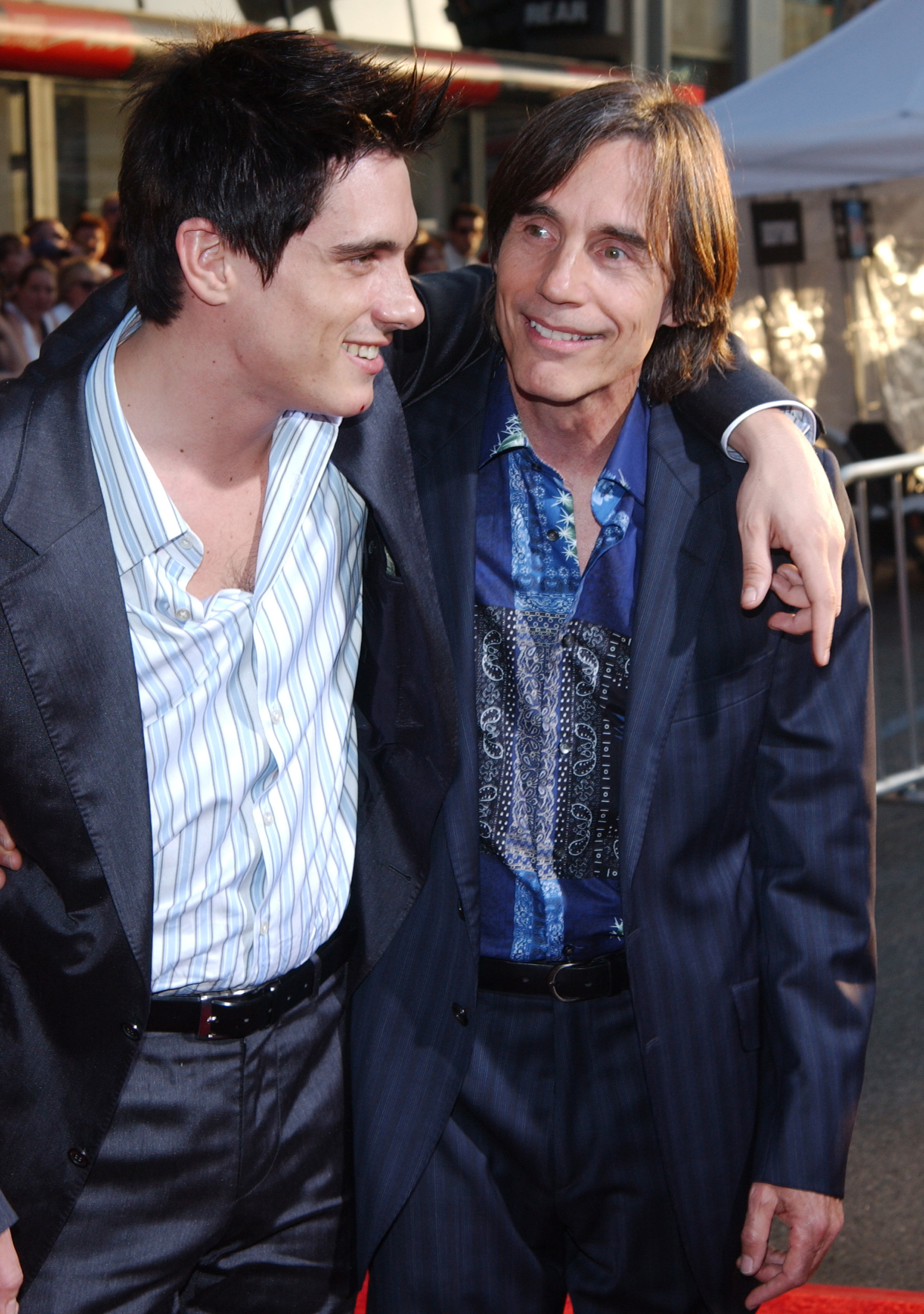 Ethan Browne and his dad Jackson Browne during "Raising Helen" Los Angeles Premiere at El Capitan Theater in Hollywood, California on May 26, 2004. | Source: Getty Images