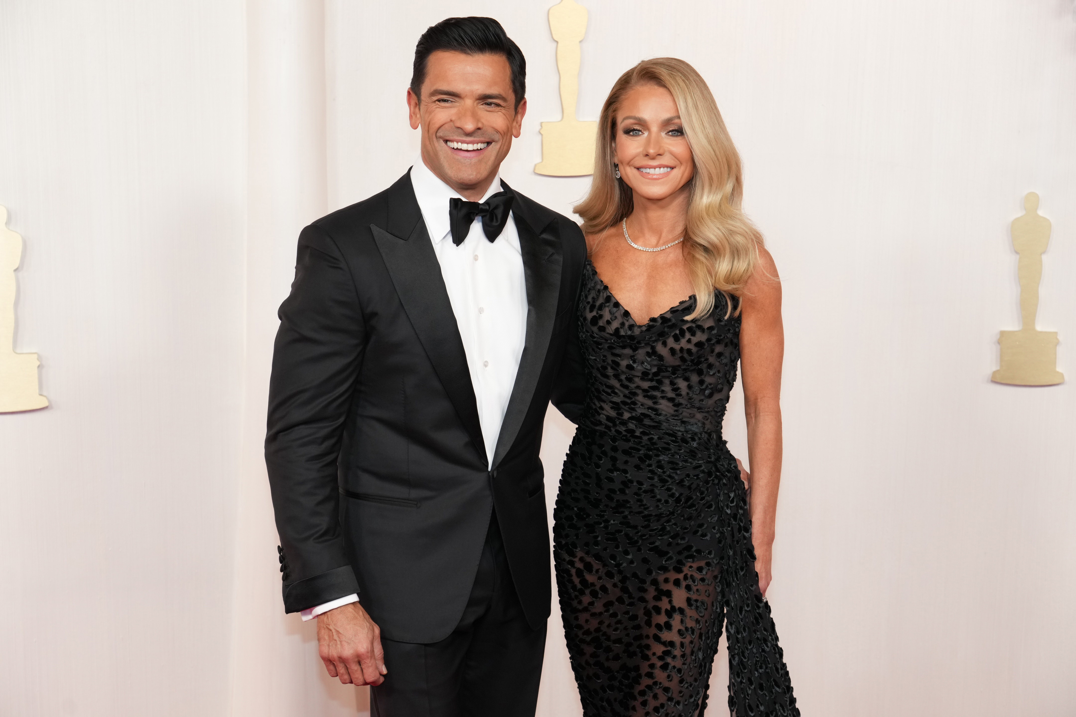 Mark Consuelos and Kelly Ripa attend the 96th Annual Academy Awards at Dolby Theatre on March 10, 2024, in Hollywood, California. | Source: Getty Images