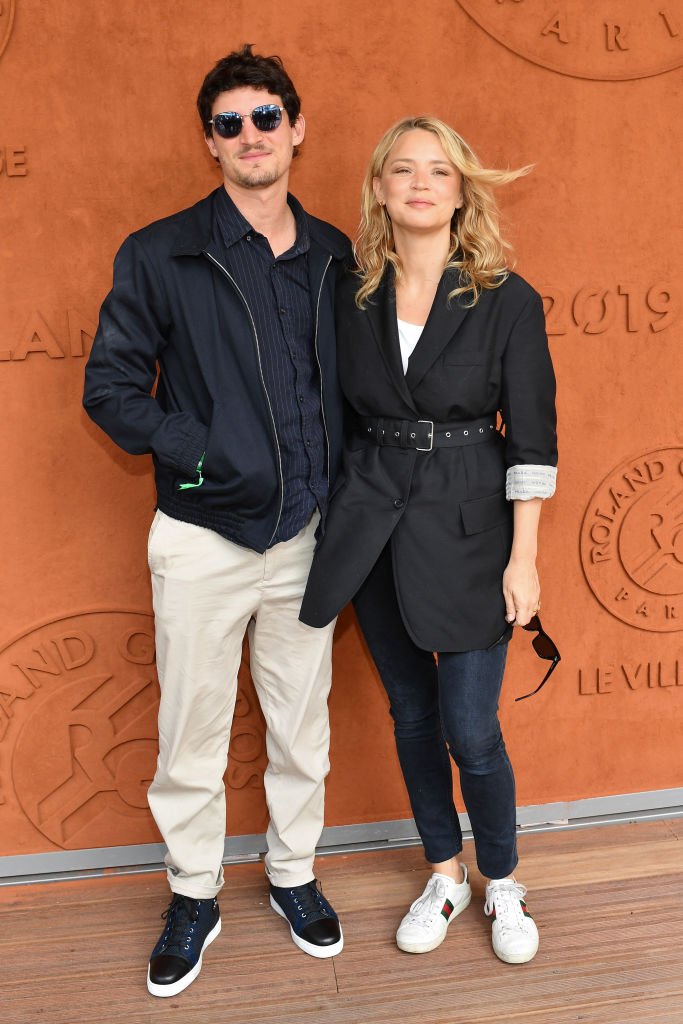 : Virginie Efira et son compagnon Niels Schneider assistent à l'Open de France de tennis 2019 - Quatorzième jour à Roland Garros le 08 juin 2019 à Paris, France. | Photo : Getty Images