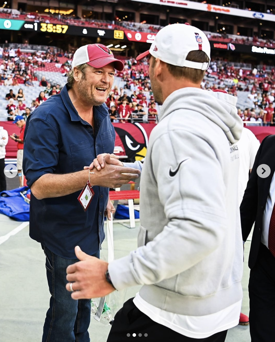 Blake Shelton shaking hands with an unnamed man on the field, as seen in a photo shared on November 11, 2024 | Source: Instagram/azcardinals