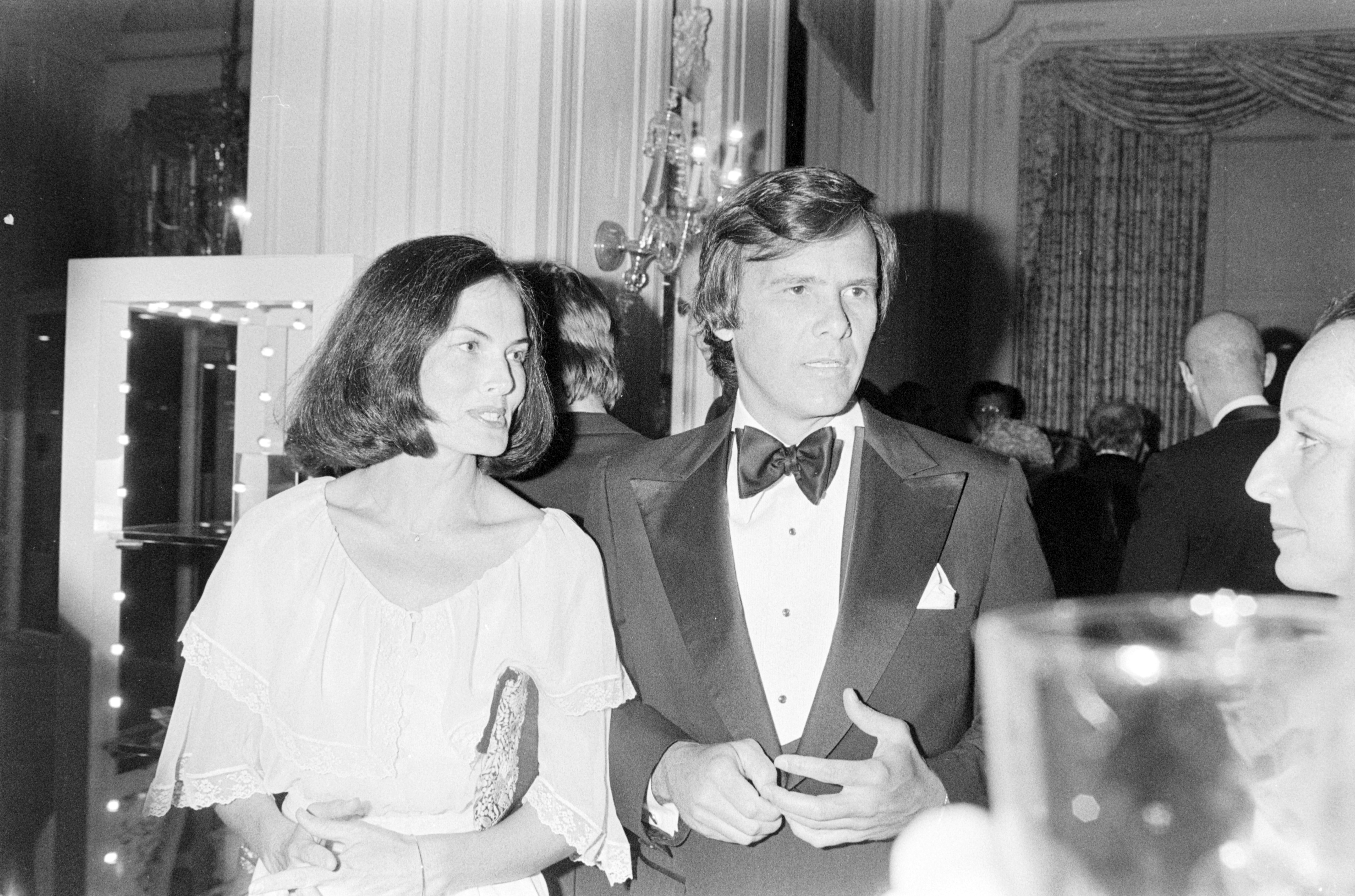Meredith Brokaw and Tom Brokaw at the Halston Benefit in New York City on March 16, 1977 | Source: Getty Images