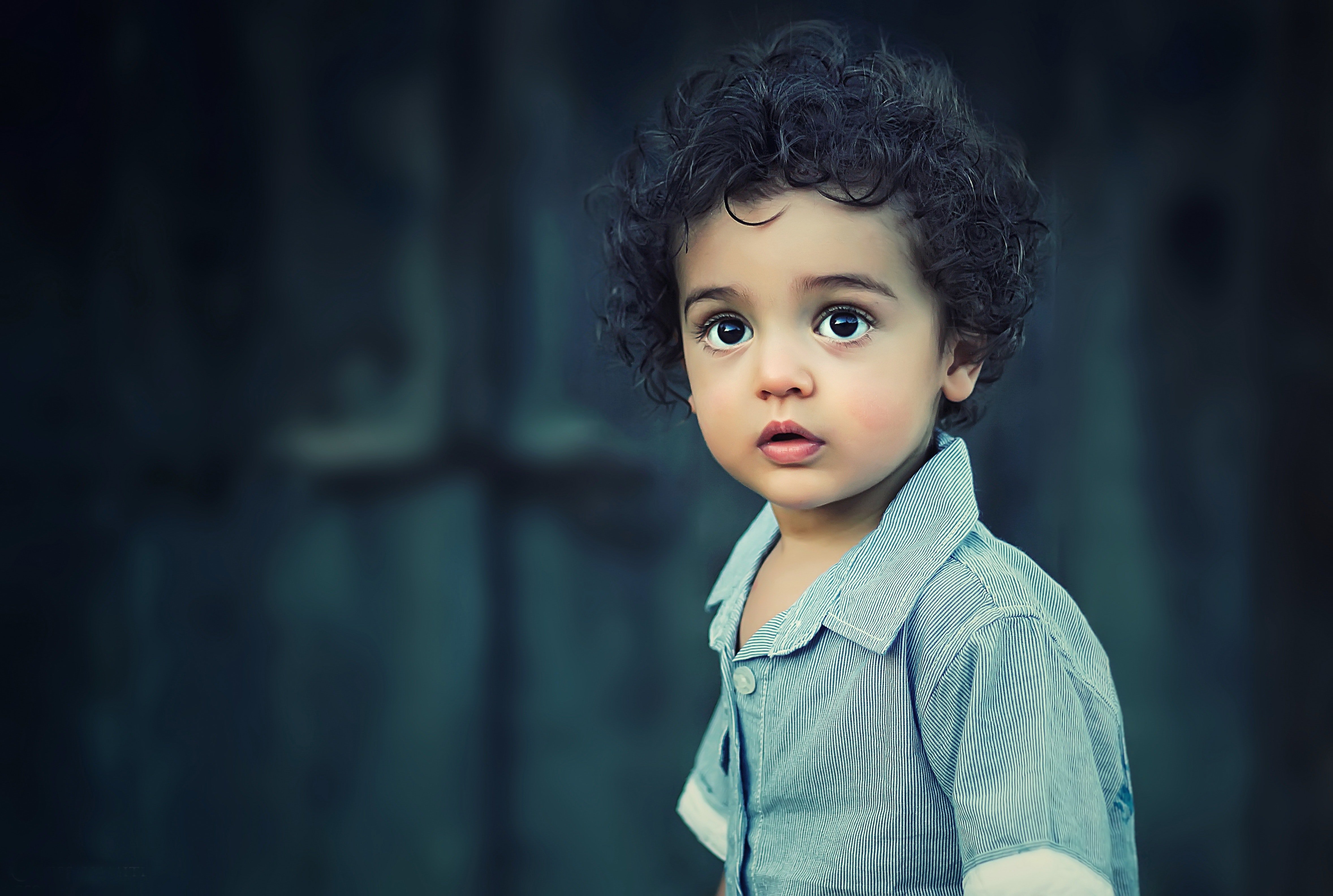Pictured - A photo of a toddler with curly hair wearing a gray collard shirt | Photo: Pexels 