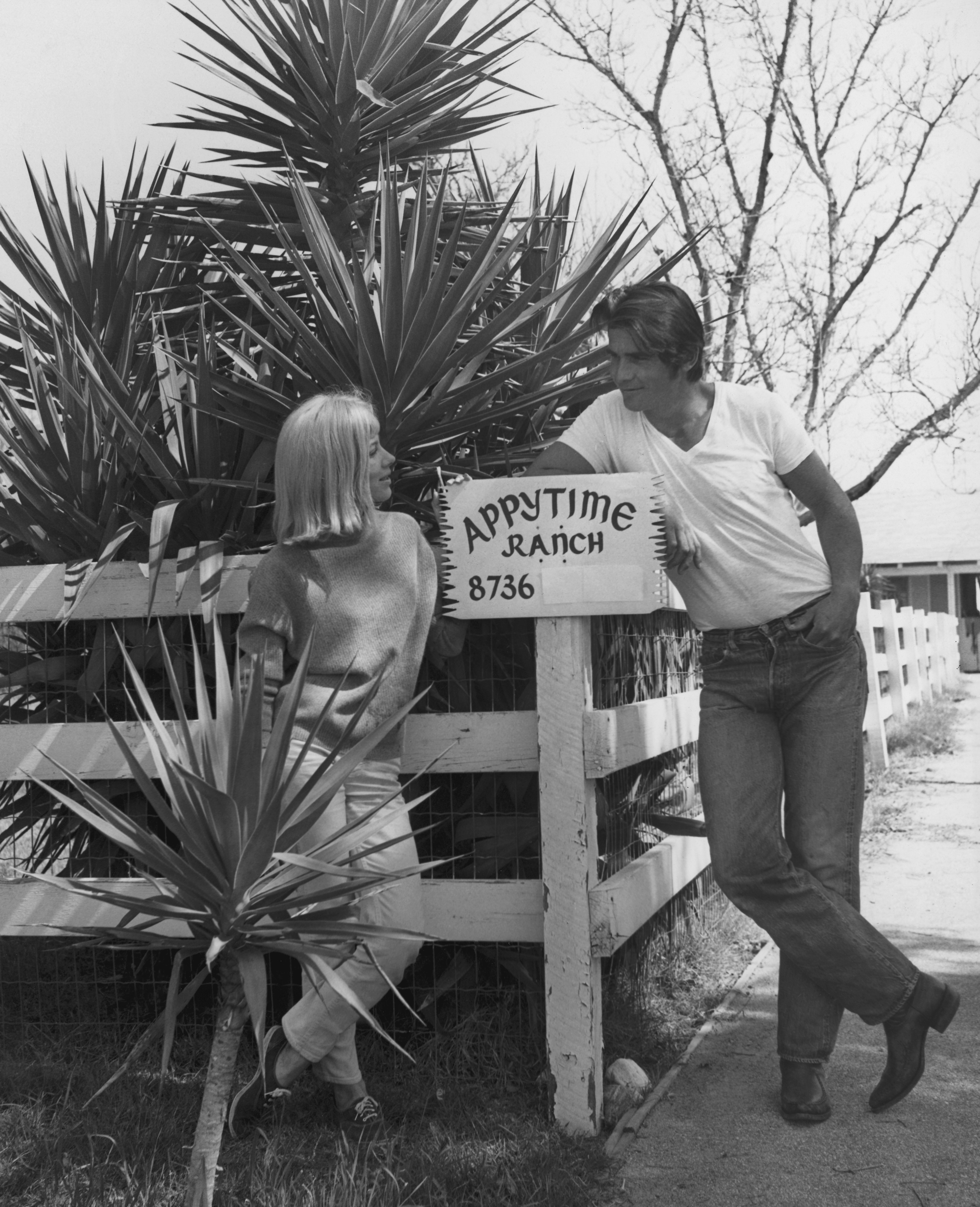 Jane Cameron Agee and James Brolin pictured at home on his Appytime ranch on January 1, 1970, in California. | Source: Getty Images