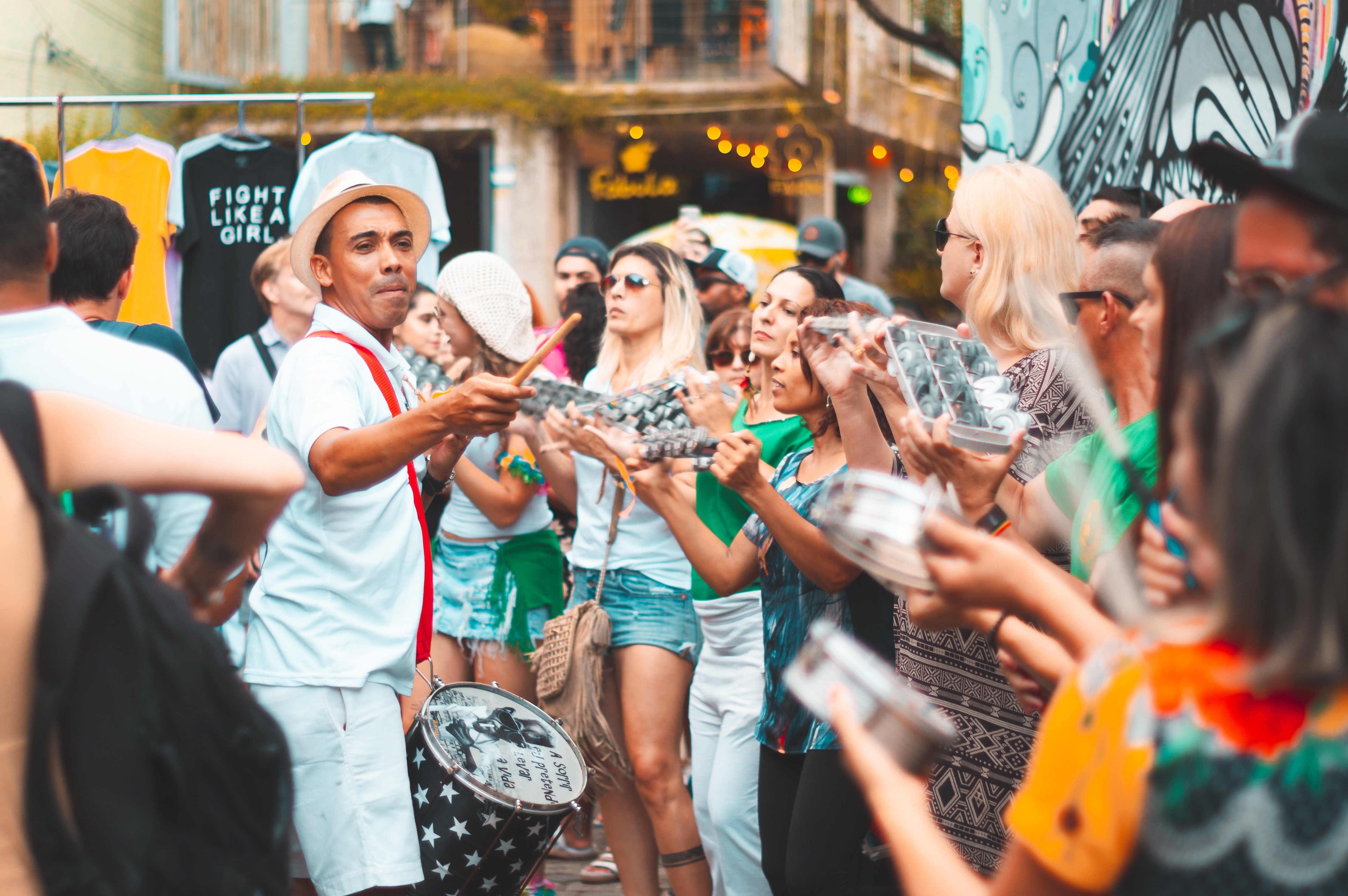 Photo of people having fun in a festival | Photo: Pexels
