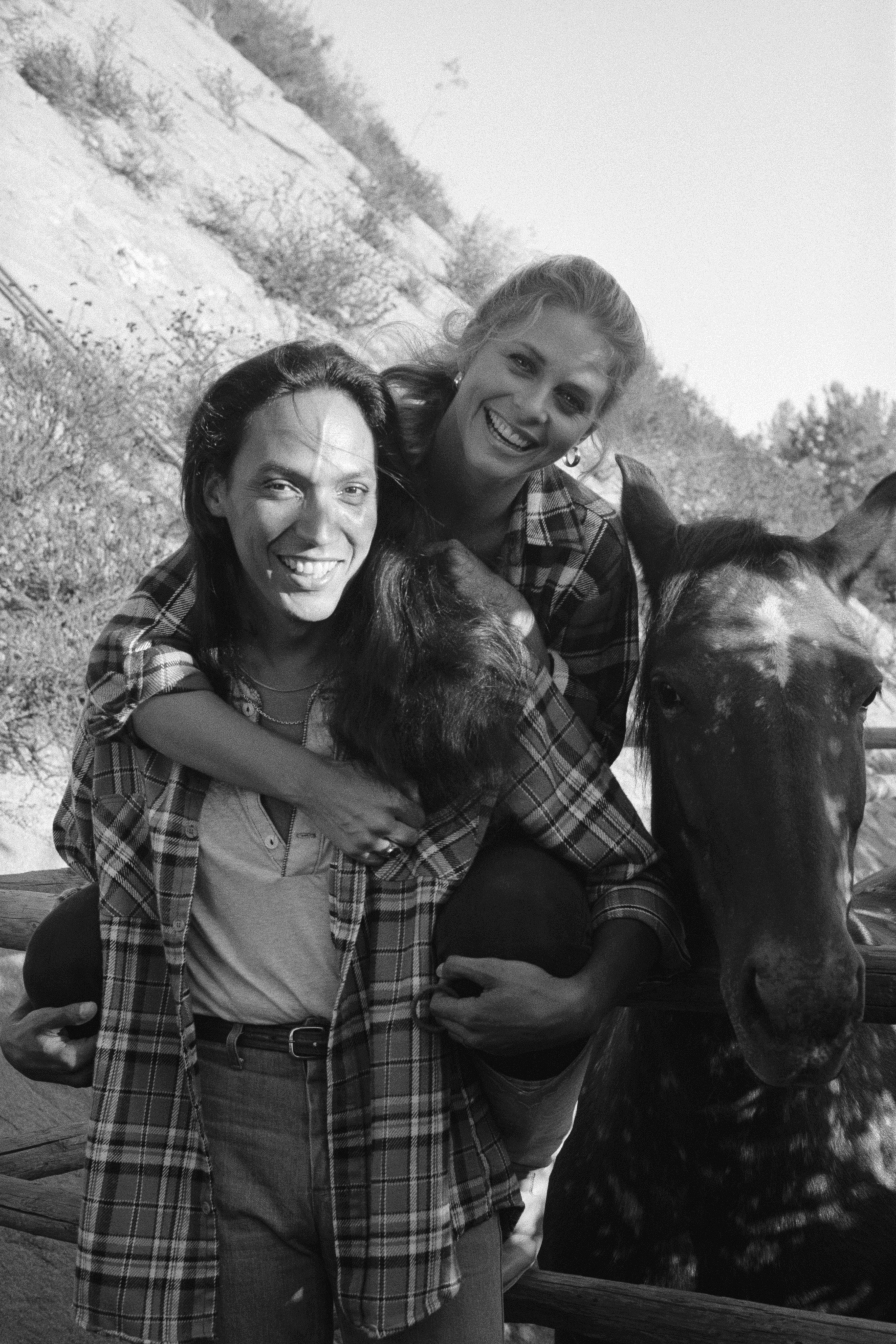 Henry Kingi and his wife Lindsay Wagner posing with a horse circa 1982 | Source: Getty Images