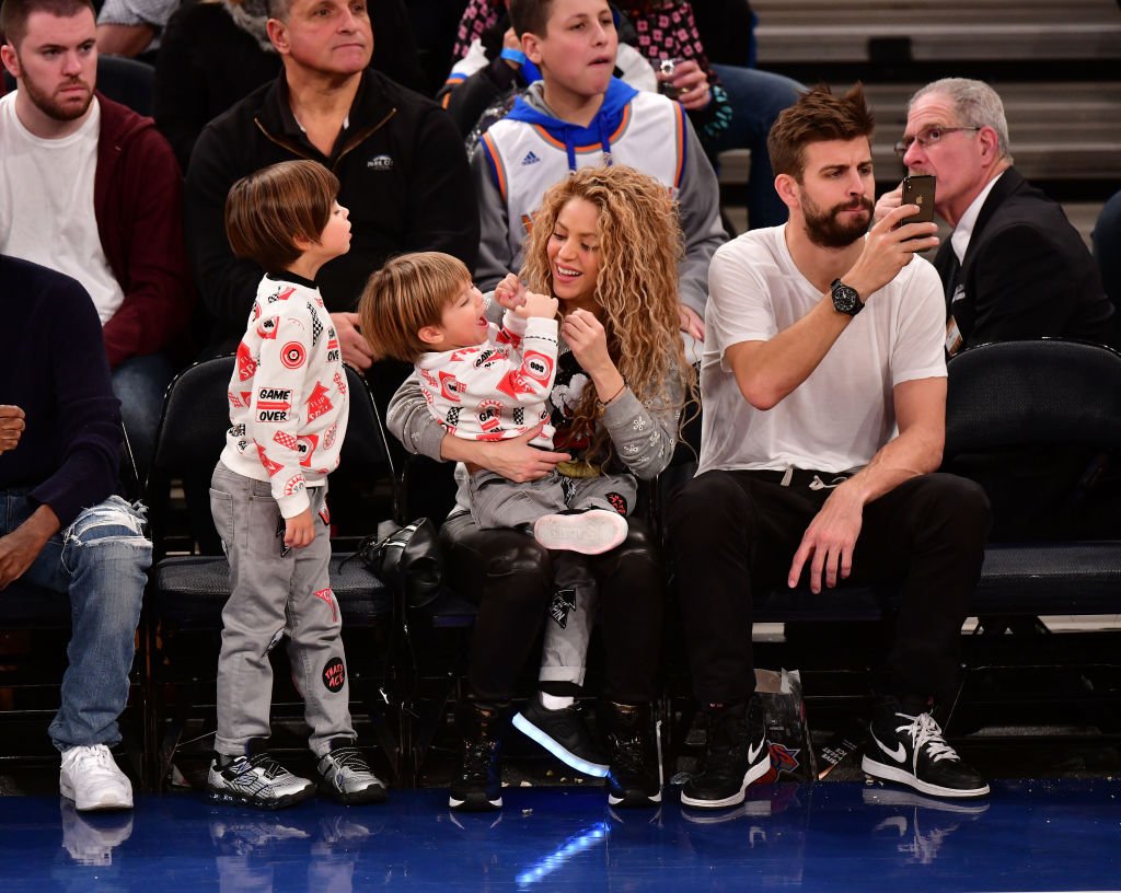 Milan Pique Mebarak, Shakira, Sasha Pique Mebarak et Gerard Pique assistent au match New York Knicks Vs Philadelphia 76ers au Madison Square Garden le 25 décembre 2017 à New York. | Photo : Getty Images