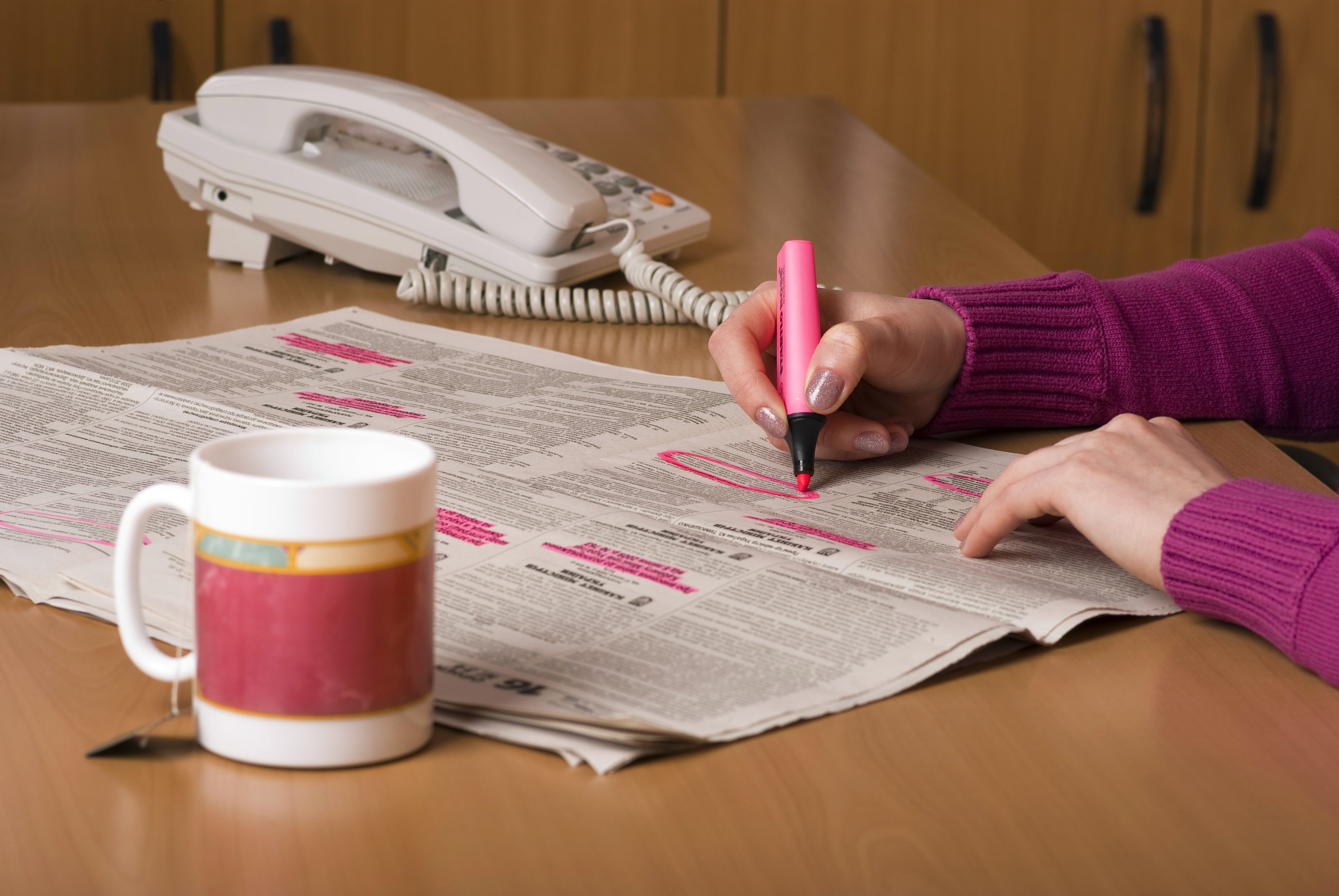 Mujer buscando trabajo en el periódico. | Foto: Shutterstock