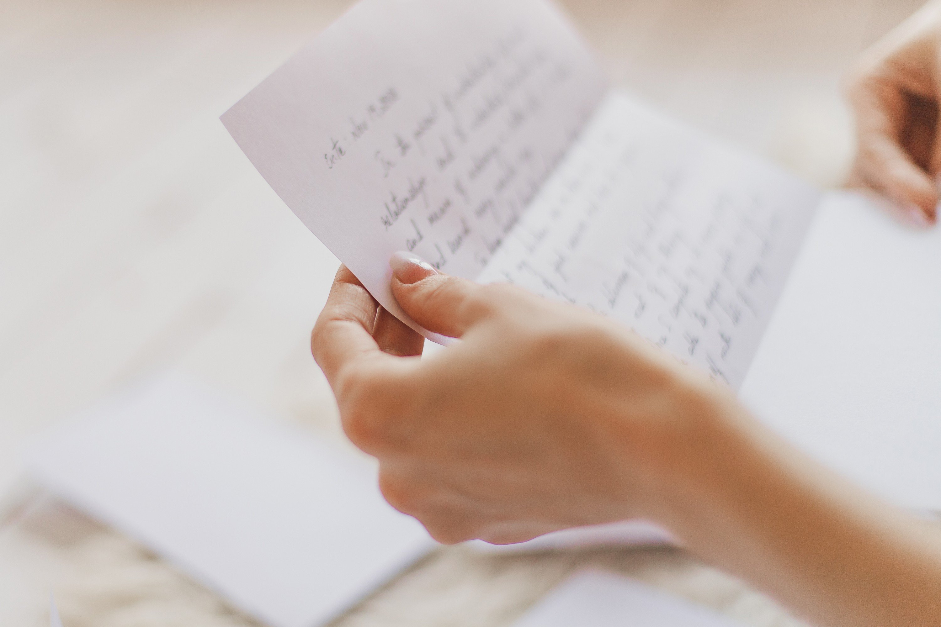 Mujer leyendo carta. | Foto: Shutterstock
