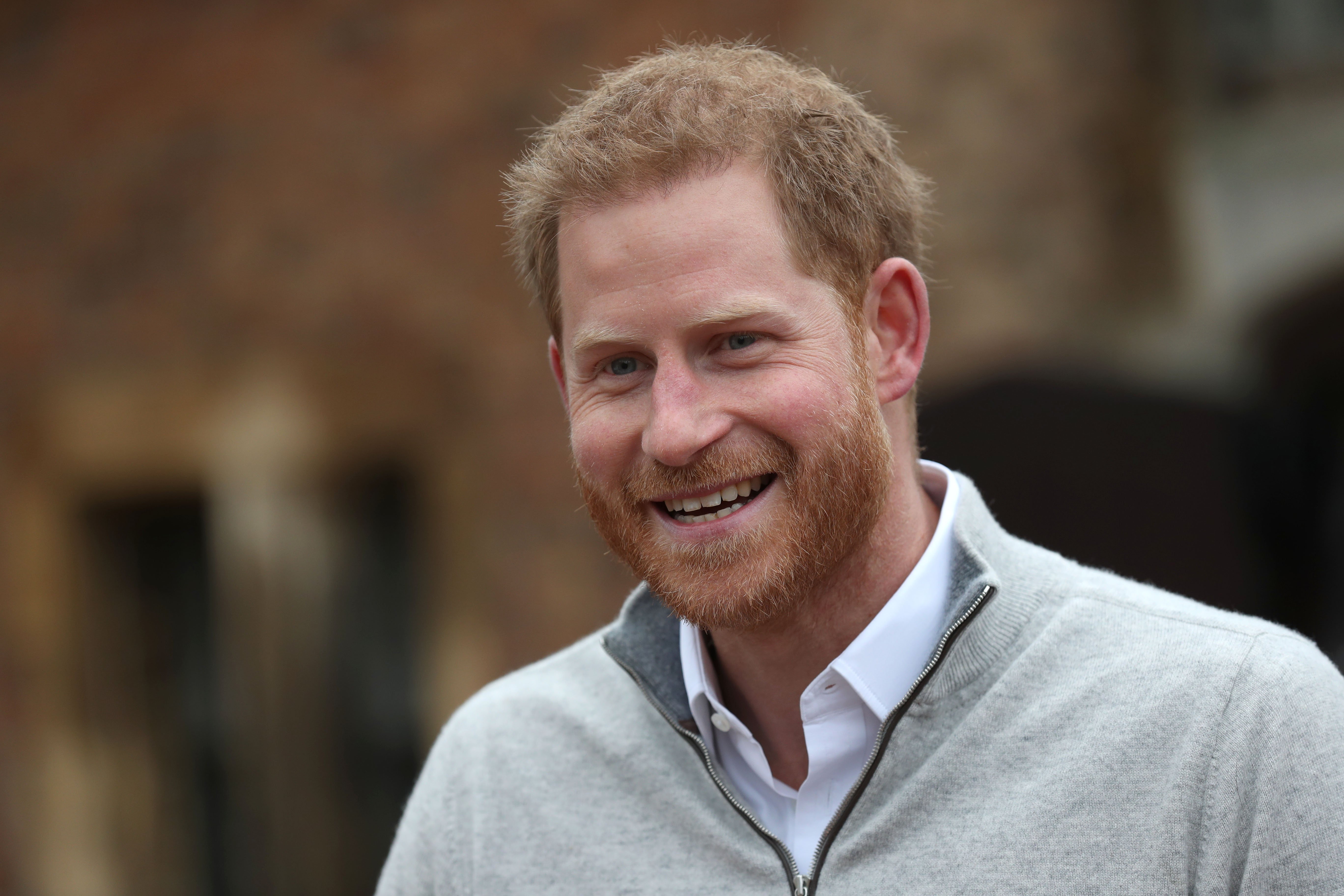Le prince Harry très souriant qui s'adresse aux médias du château de Windsor après la naissance de son fils | Photo : Getty Images Le prince Harry très souriant qui s'adresse aux médias du château de Windsor après la naissance de son fils | Photo : Getty Images