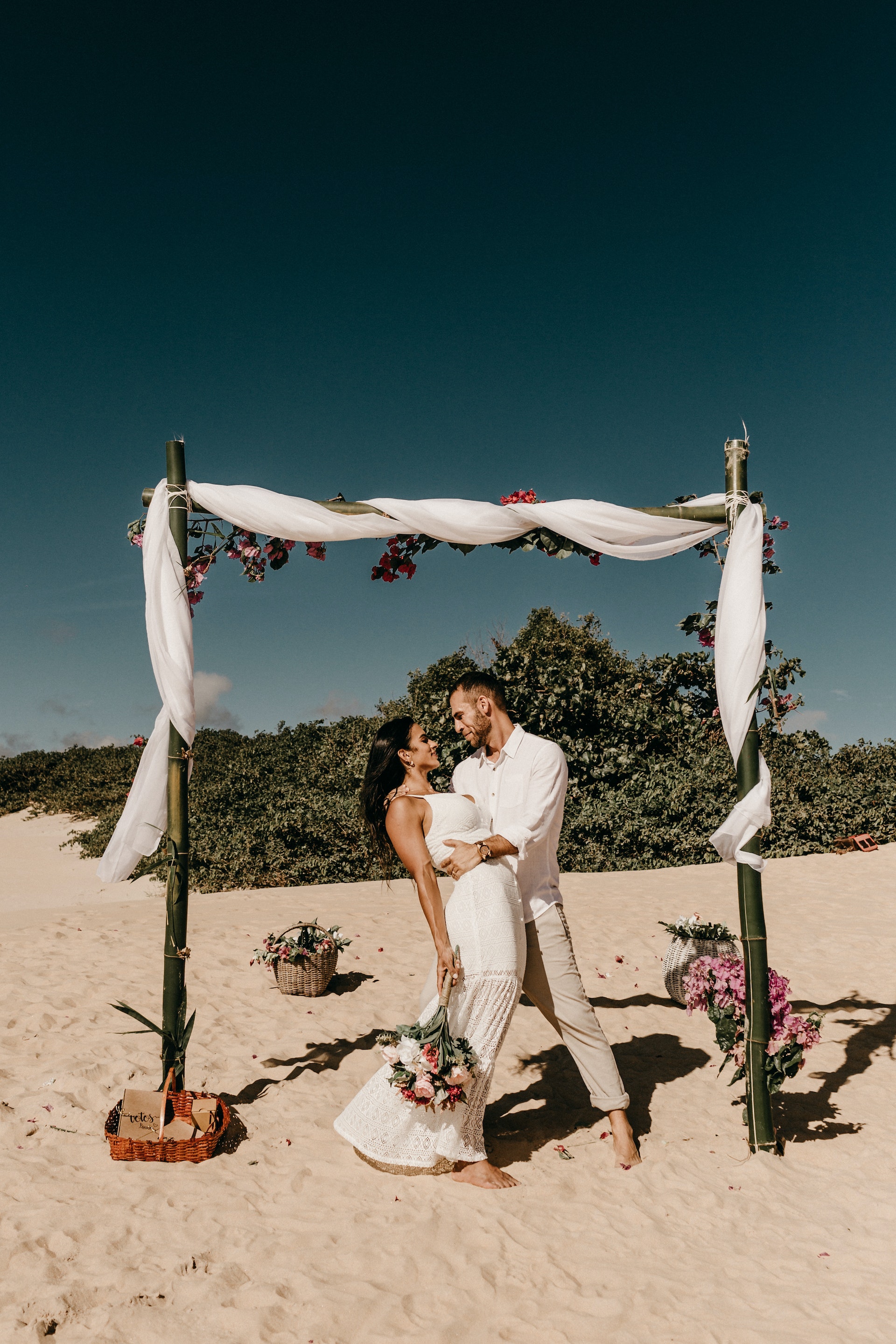A bride and groom at a beach | Source: Pexels