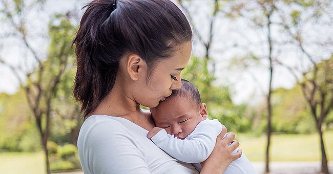 Une femme avec une enfant dans ses bras | Photo : Pixabay