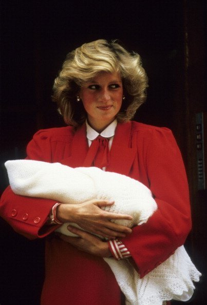 La princesa Diana presenta al Príncipe Harry al mundo en 1984 | Foto: Getty Images