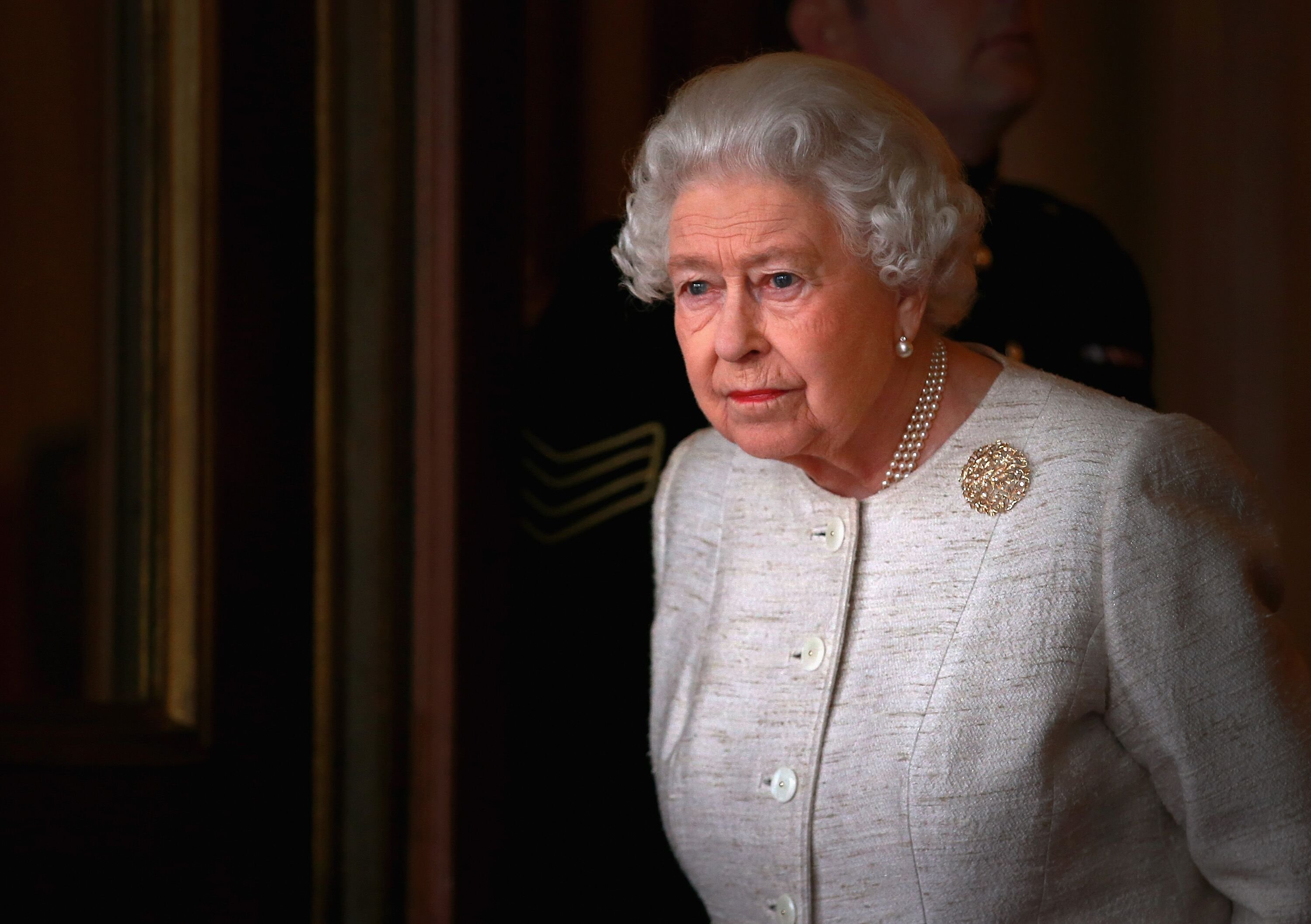Queen Elizabeth II prepares to greet Kazakhstan President Nursultan Nazarbayev at Buckingham Palace. | Photo: Getty Images