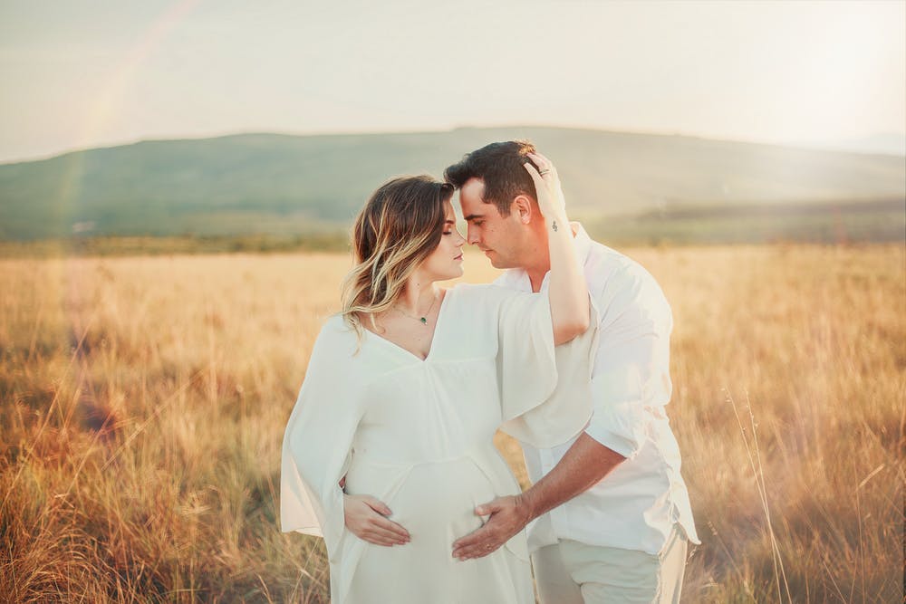 Pareja en el campo. │Foto: Pexels