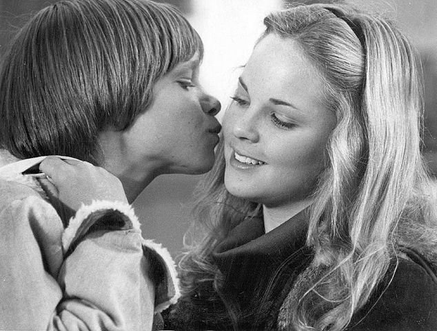  Lance Kerwin and actress Melissa Sue Anderson promoting the NBC television film "James at 15" in 1977. | Source: Wikimedia Commons.