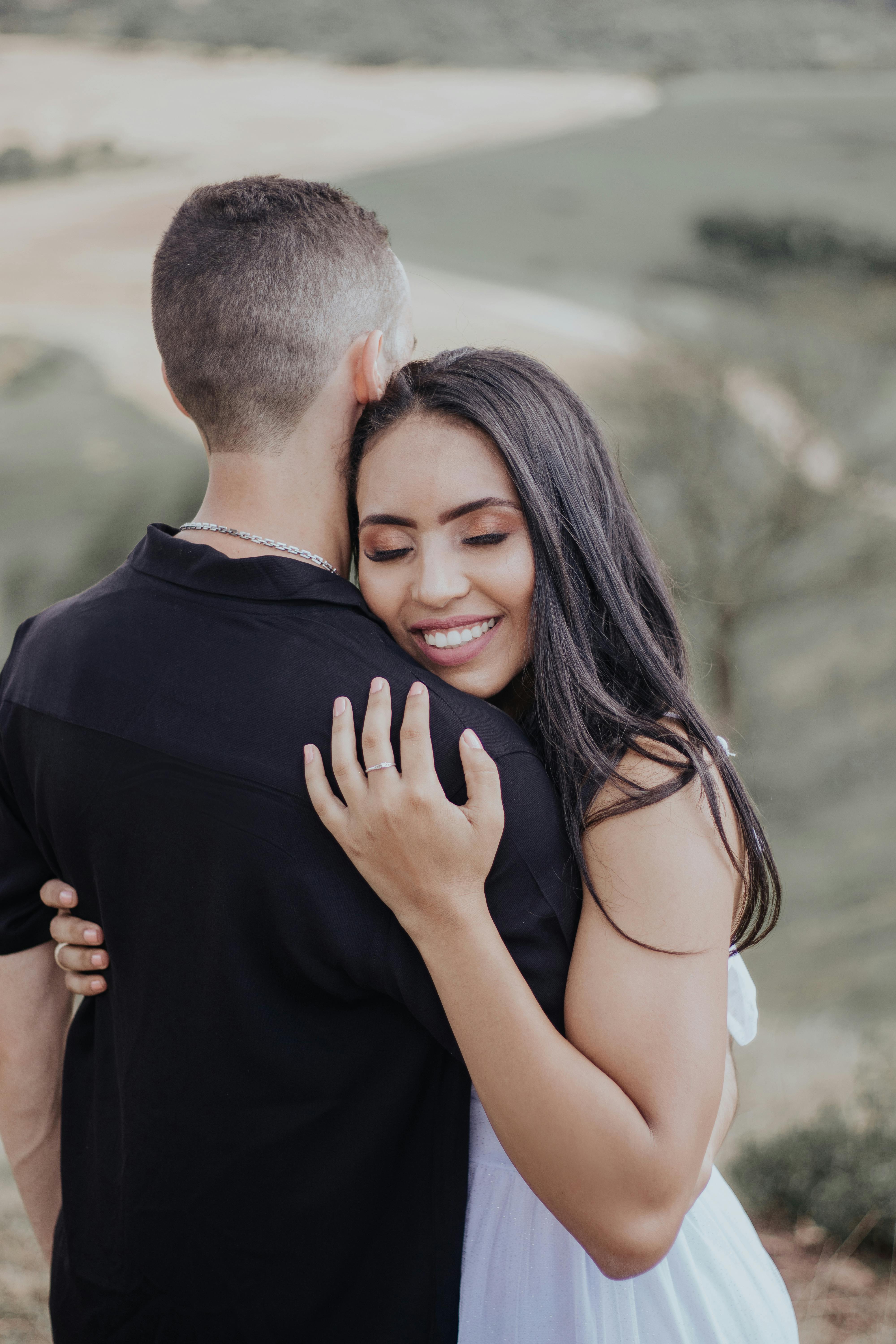 A happy couple hugging | Source: Pexels