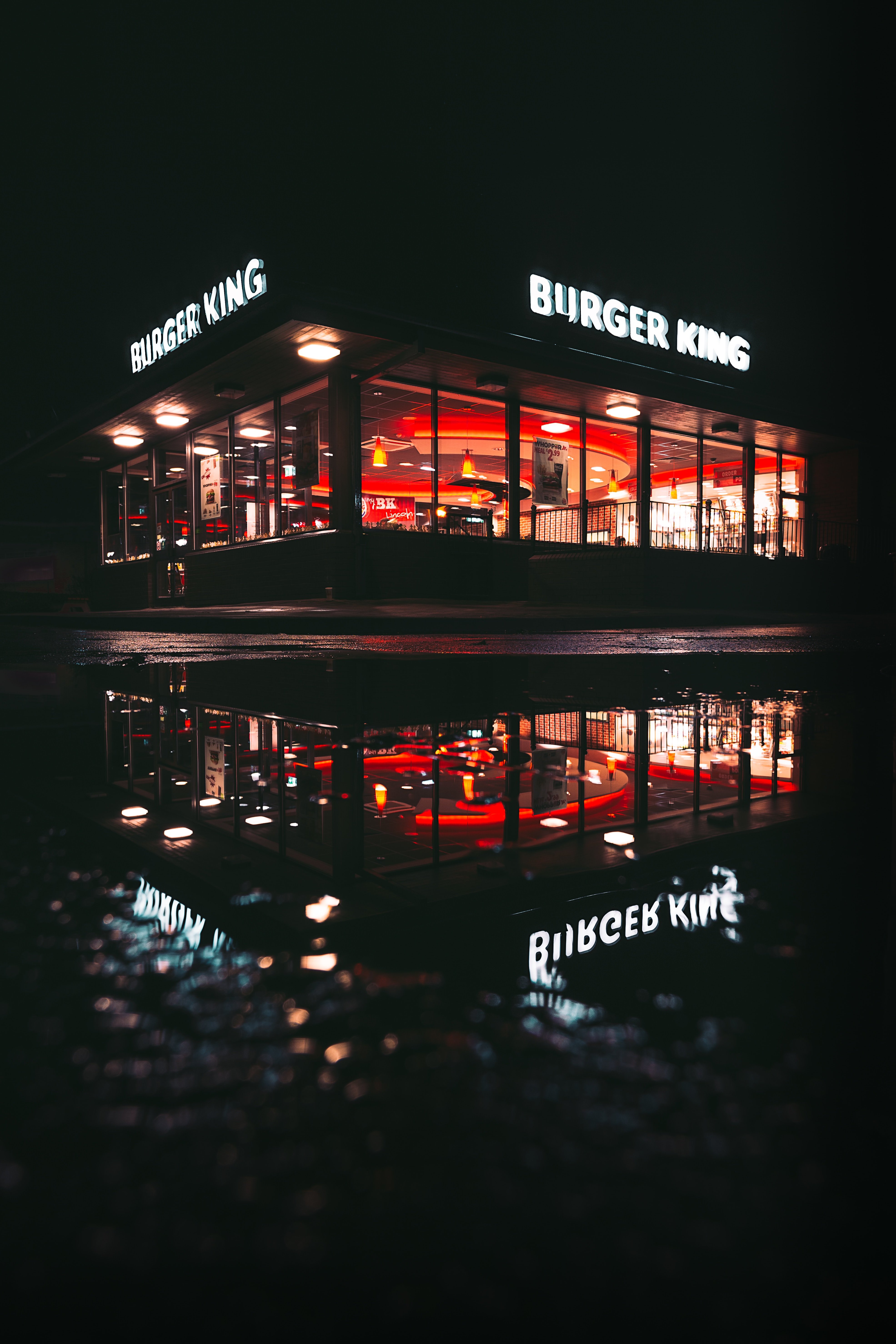 A Burger King at night. | Source: Unsplash