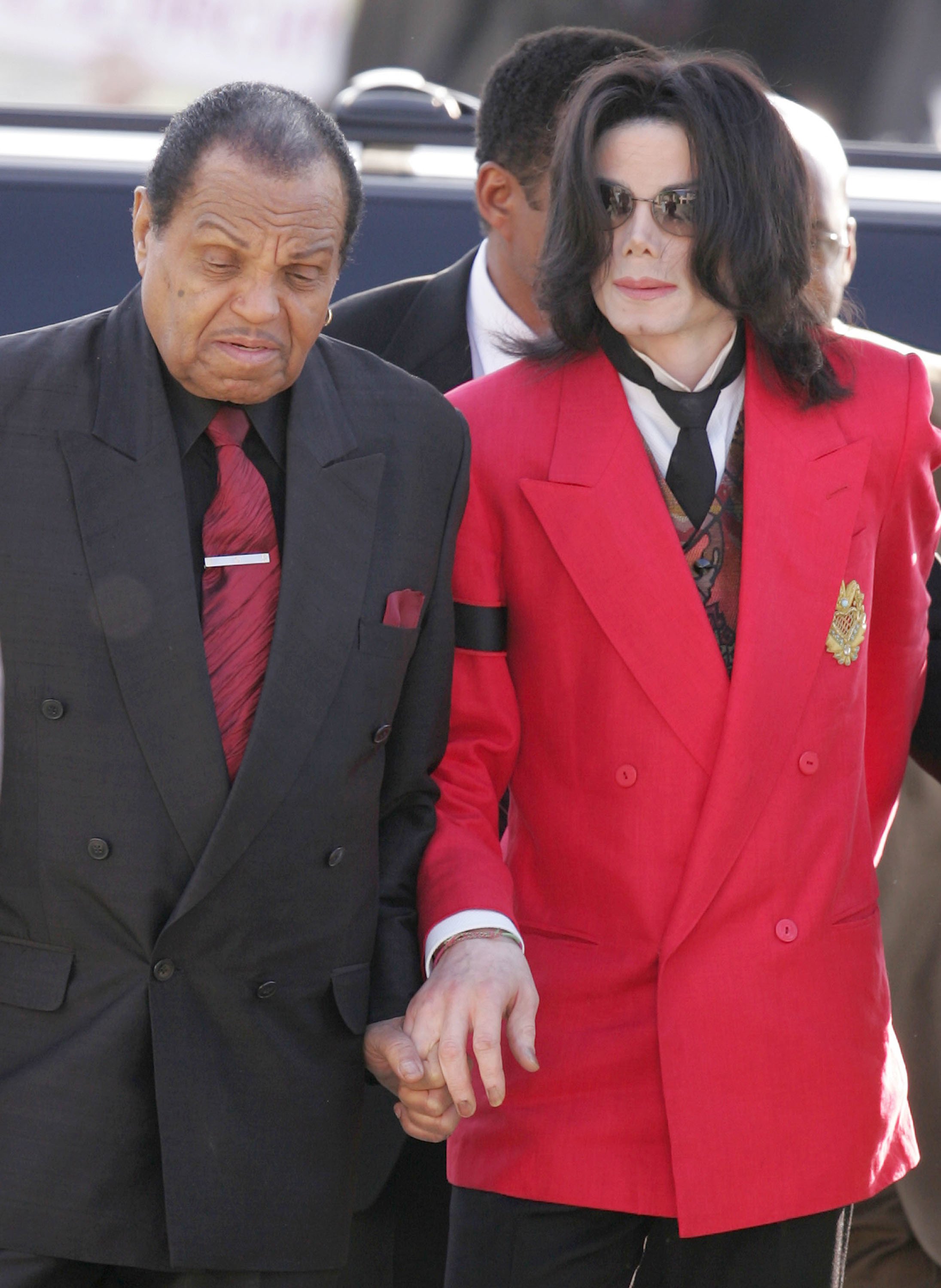 Joseph Jackson with son Michael Jackson at the Santa Barbara County Courthouse during the 2005 child molestation trial | Source: Getty Images
