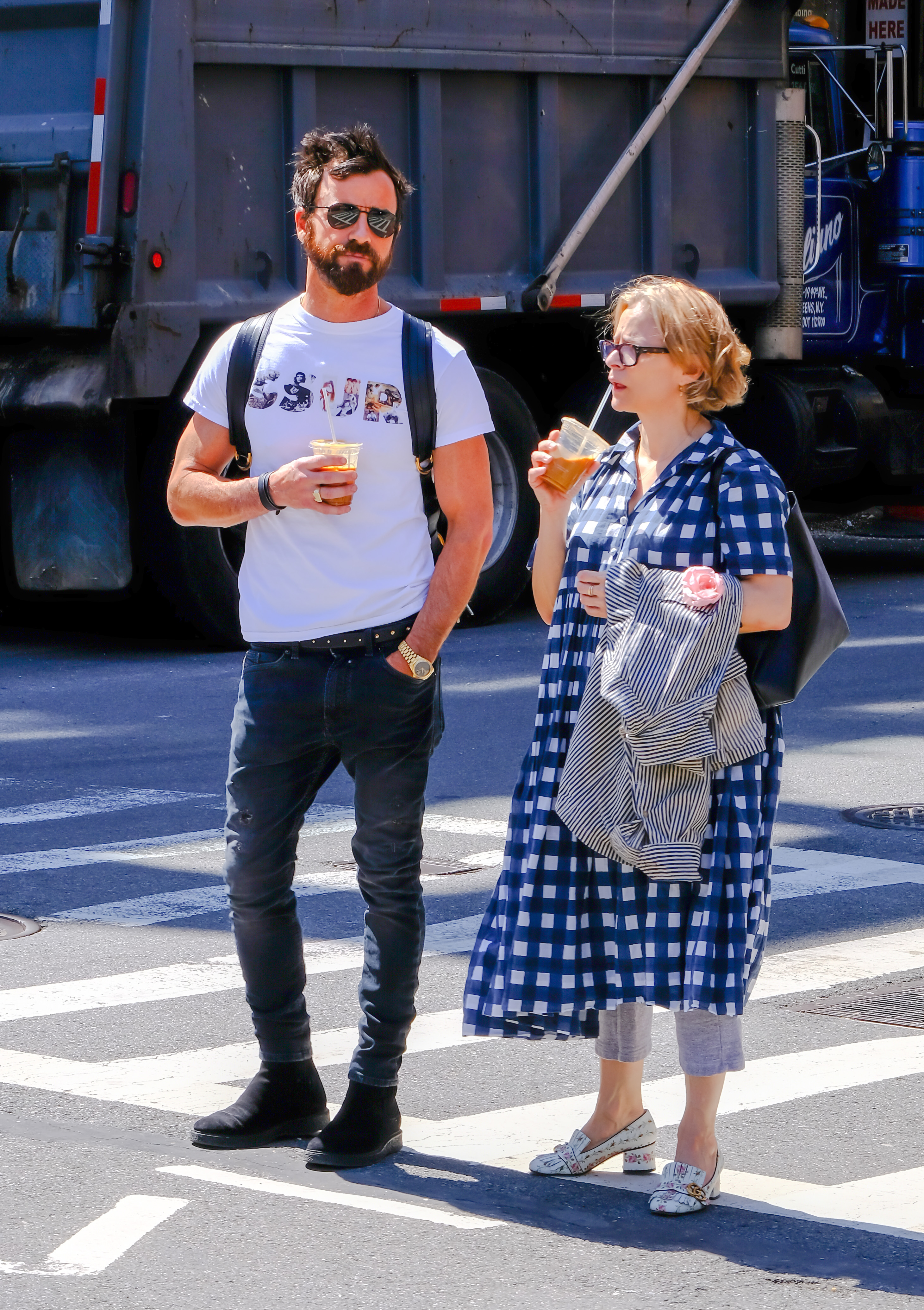 Justin Theroux and Amy Sedaris are seen waiting for a cab on May 1, 2018, in New York City | Source: Getty Images