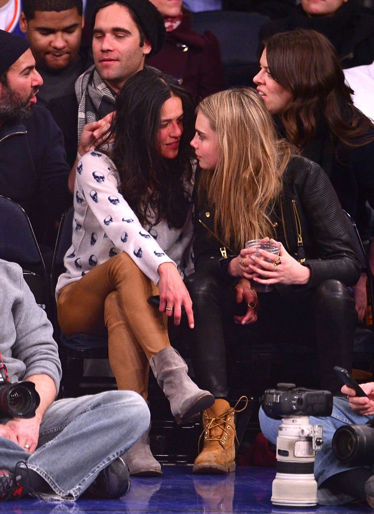 Michelle Rodriguez und Cara Delevingne nehmen am Spiel Detroit Pistons gegen New York Knicks am Madison Square Garden am 7. Januar 2014 in New York City teil. (Foto von James Devaney / WireImage) I Quelle: Getty Images