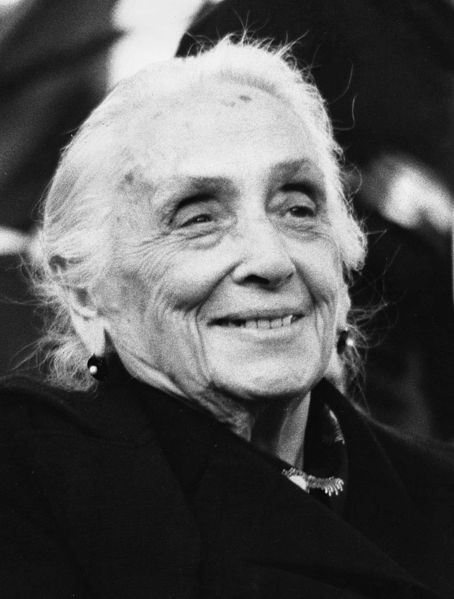 Dolores Ibárruri en la primera fiesta del PCE en la Casa de Campo, tras su legalización, el 1 de octubre de 1978. | Foto: Wikipedia Dolores Ibárruri en la primera fiesta del PCE en la Casa de Campo, tras su legalización, el 1 de octubre de 1978. | Foto: Wikipedia