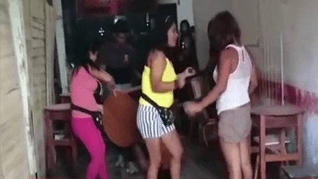 Fue detenida por terceros presentes en el bar. Fuente: YouTube/24 Horas Fue detenida por terceros presentes en el bar. Fuente: YouTube/24 Horas