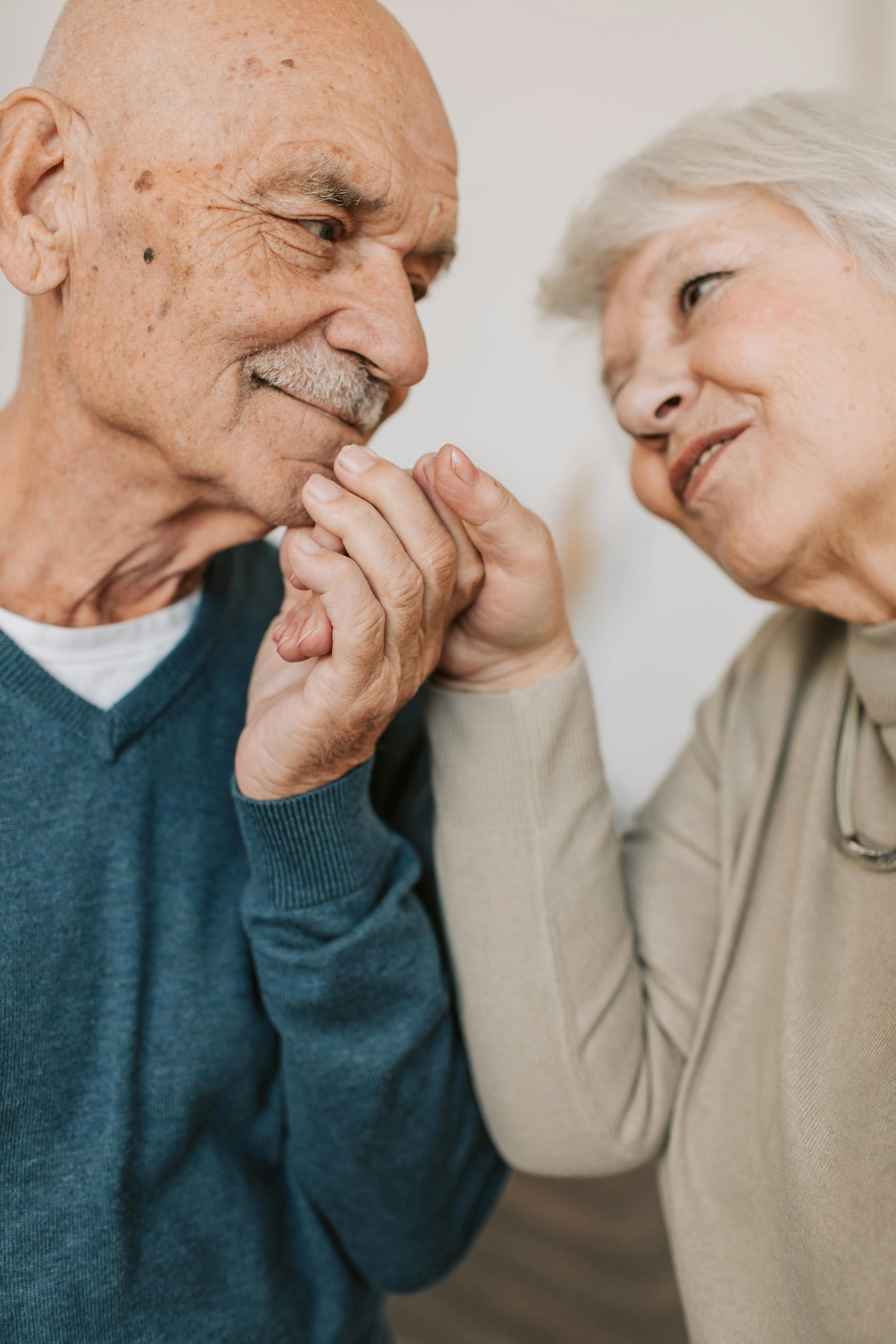 An elderly couple holding hands | Source: Pexels