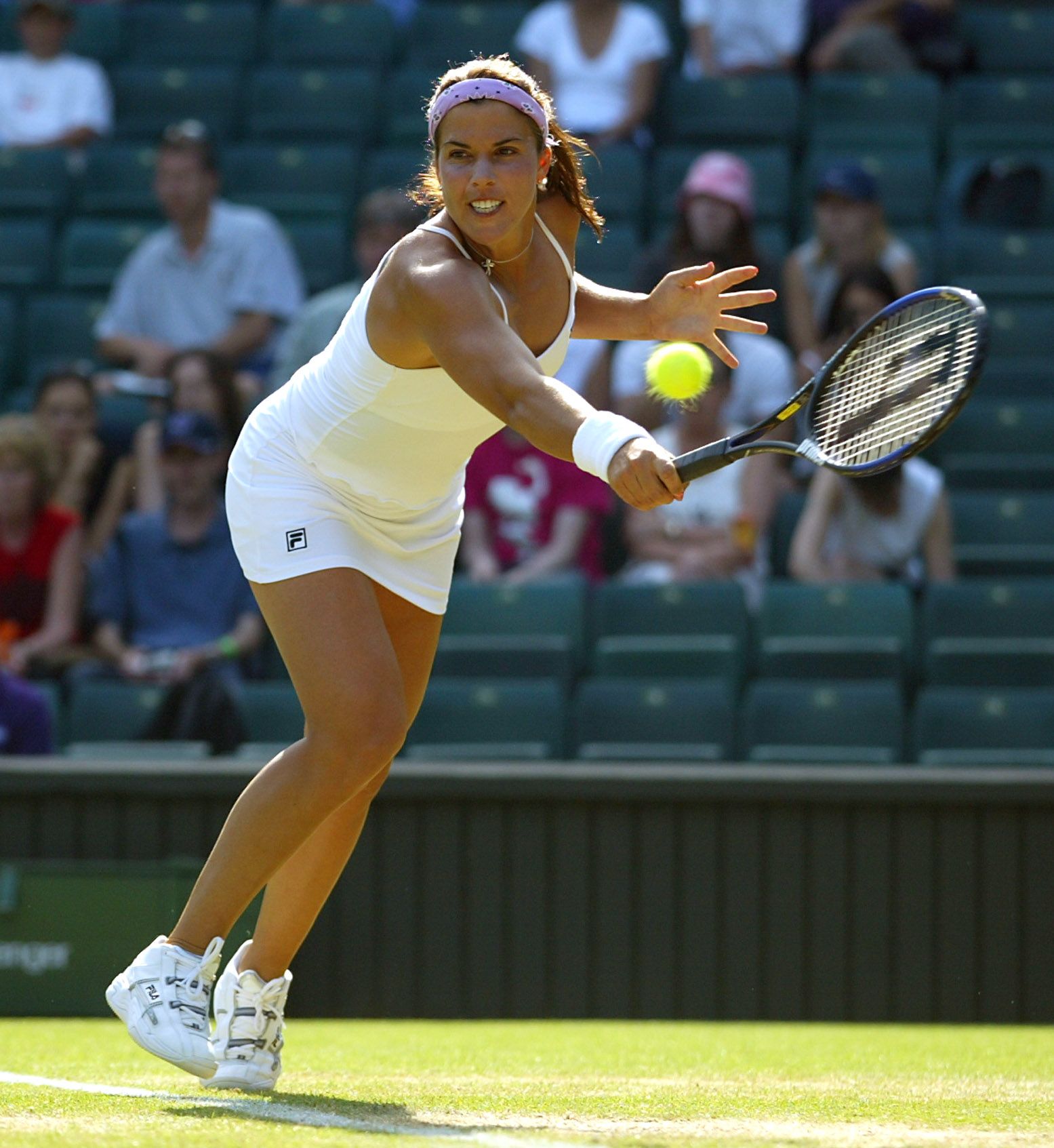 Jennifer Caprati lunges for a ball on the baseline against Japanese player Akiko Morigami | Source: Getty Images 