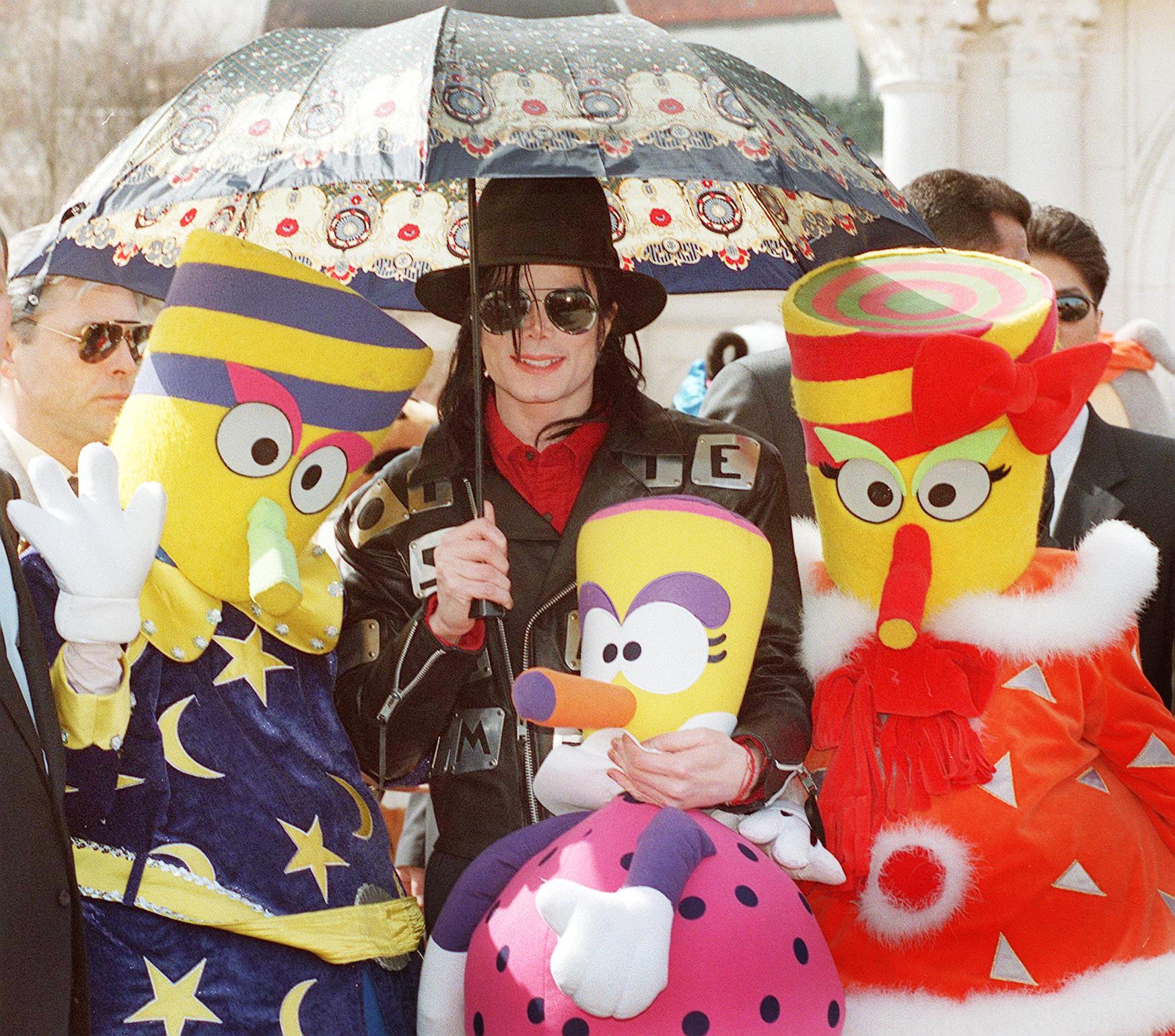 Michael Jackson photographed during a tour of the Everland amusement park in Seoul, 1998 | Source: Getty Images