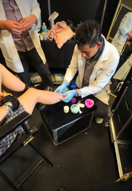 A doctor tending to Taylor Momsen's leg, posted on April 8, 2026. | Source: Instagram/taylormomsen