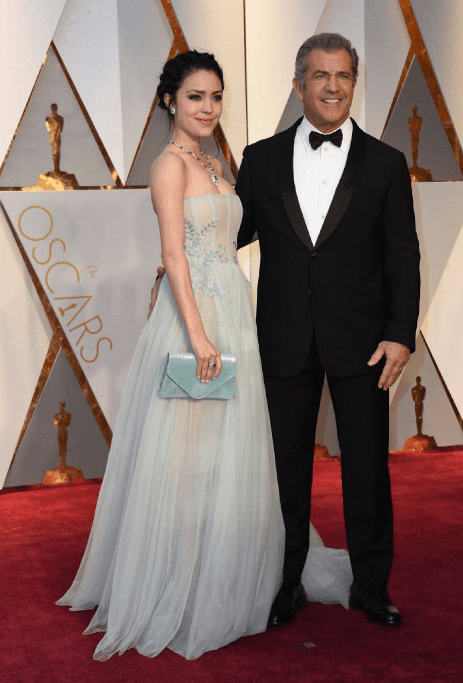 Mel Gibson und seine Freundin Rosalind Ross erreichen den roten Teppich bei den 89. Oscars am 26.02. 17 in Hollywood. | Quelle: Getty Images