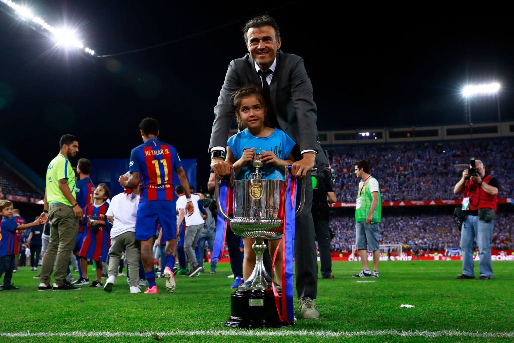 Luis Enrique y su hija Xana posan con la Copa del Rey en el estadio Vicente Calderón el 27 de mayo de 2017 en Madrid, España. | Foto: Getty Images