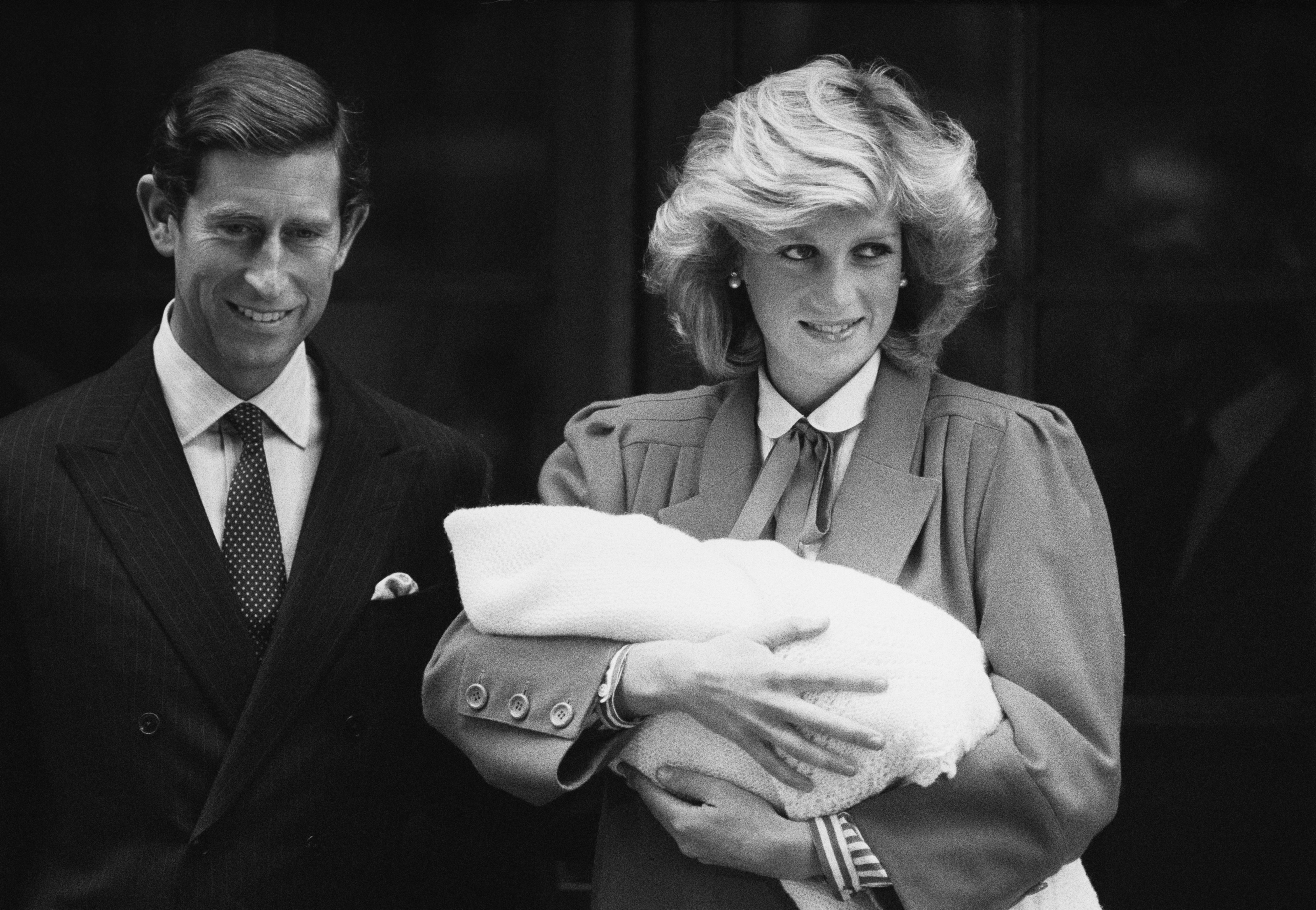El príncipe Charles y la princesa Diana, con su hijo recién nacido, el príncipe Harry, en el hospital St Mary's de Paddington, Londres, el 16 de septiembre de 1984. | Foto: Getty Images