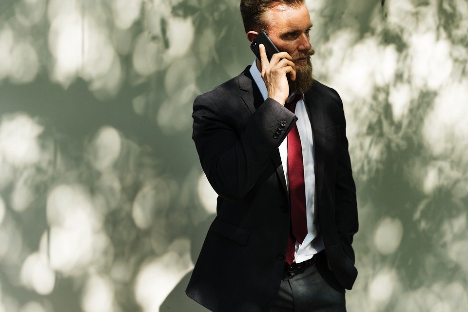 Tom Mabe on the phone/Source: Pixabay