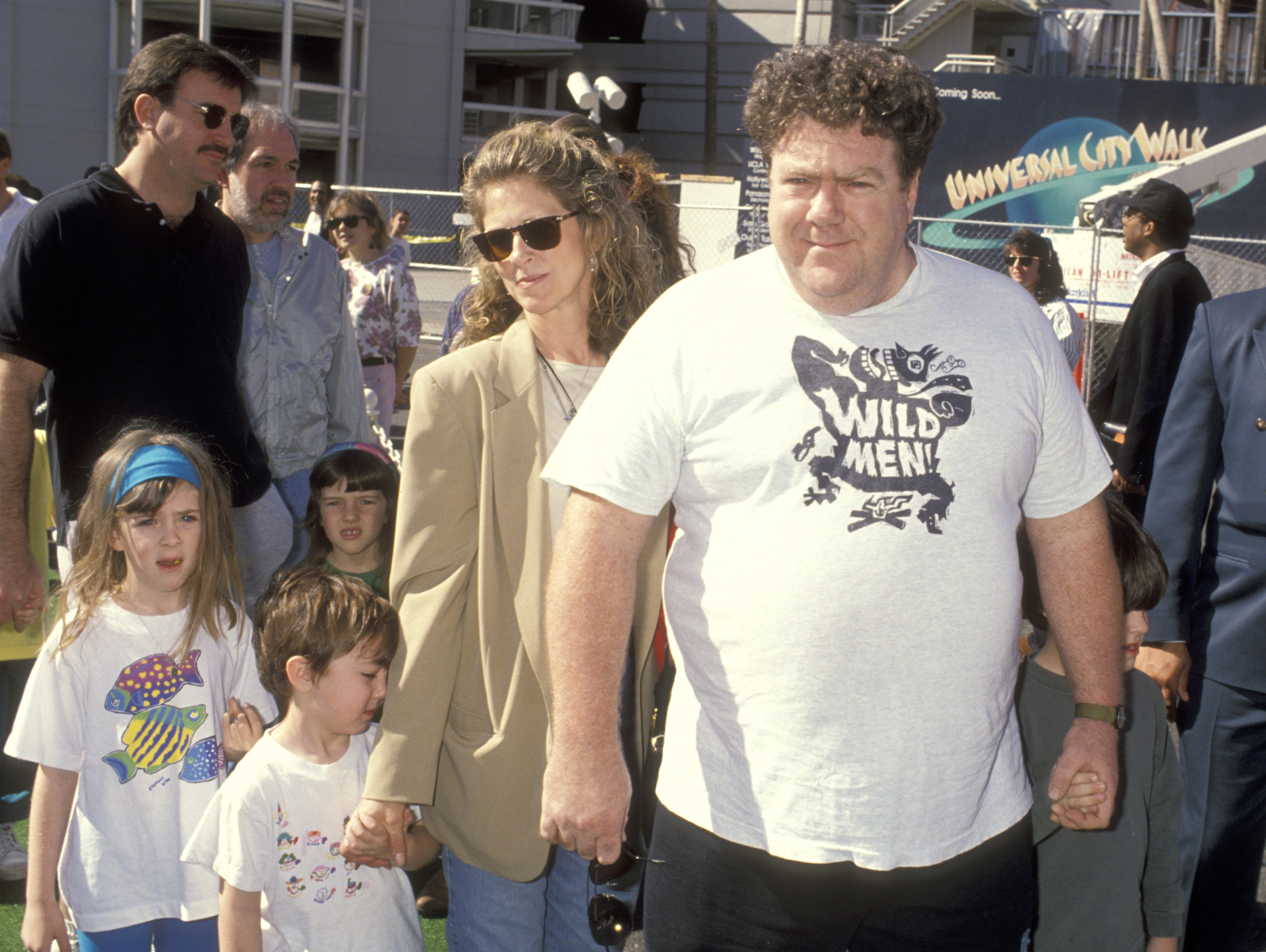 George Wendt and Bernadette Birkett  with their kids in California in 1993 | Source: Getty Images