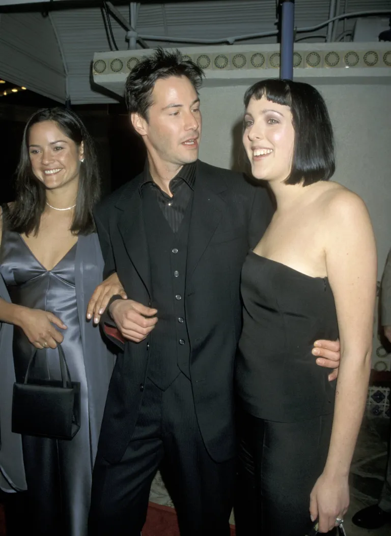 Keanu Reeves et ses sœurs (à gauche) Kim Reeves et (à droite) Karina Reeves lors de la première de "Matrix" à Los Angeles le 24 mars 1999 ┃Source : Getty Images