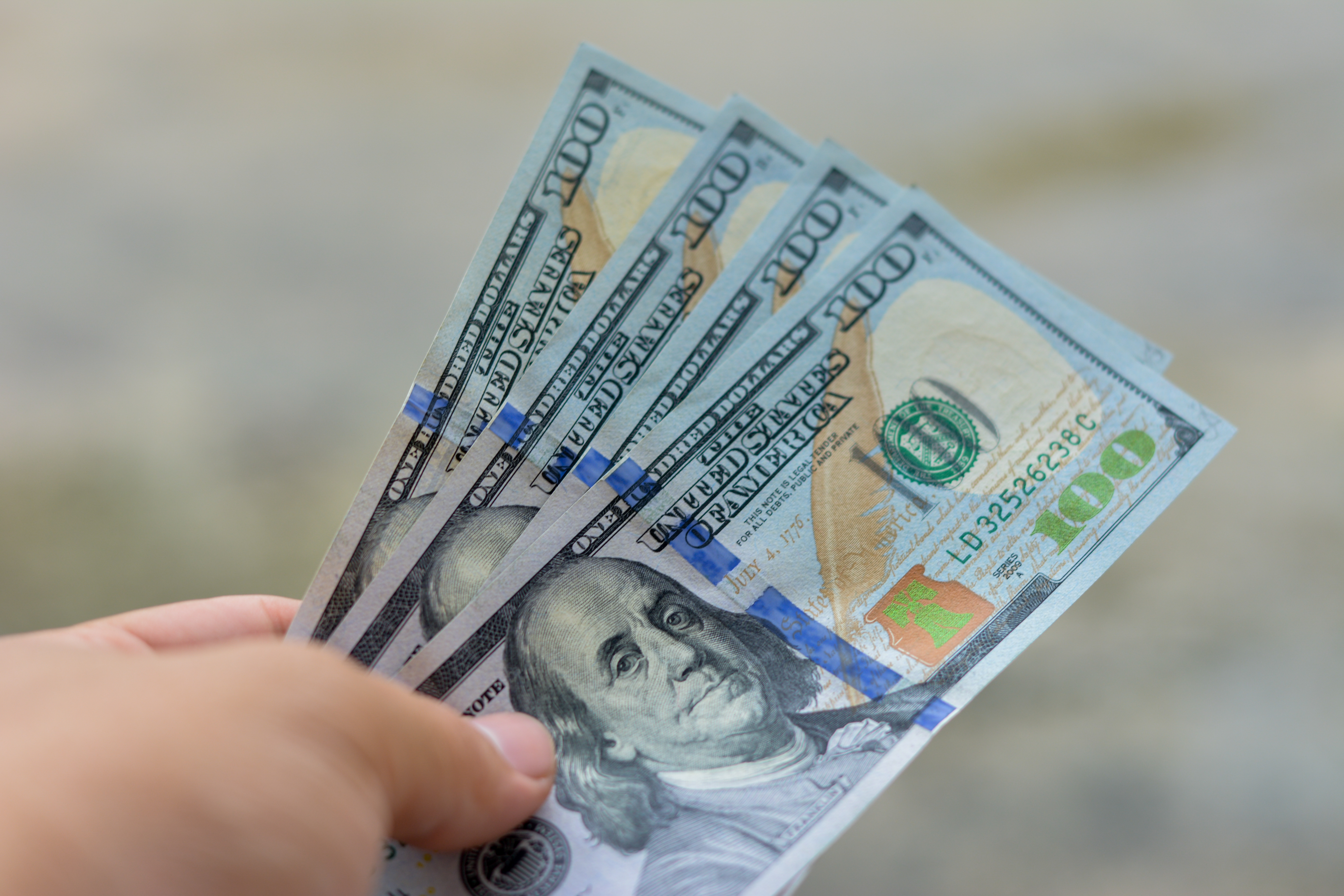 $400 in cash. | Source: Shutterstock