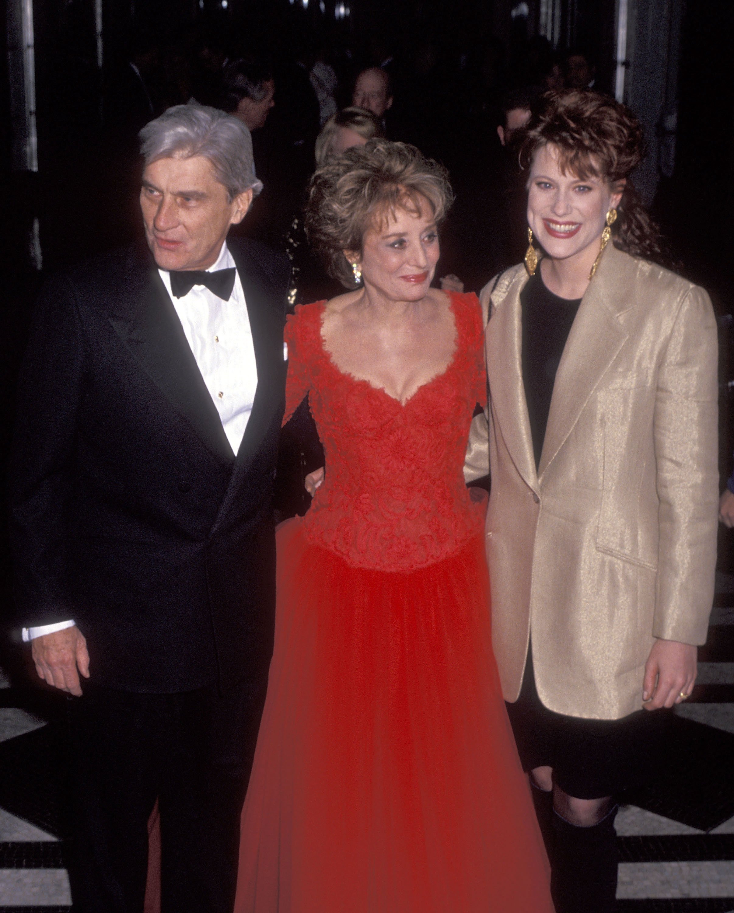 Senator John Warner, Barbara Walters, and Jacqueline Guber on March 19, 1992 at the Waldorf-Astoria Hotel in New York City | Source: Getty Images