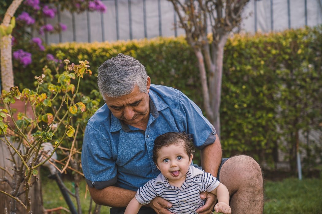 Abuelo con su nieto. | Foto: Unsplash