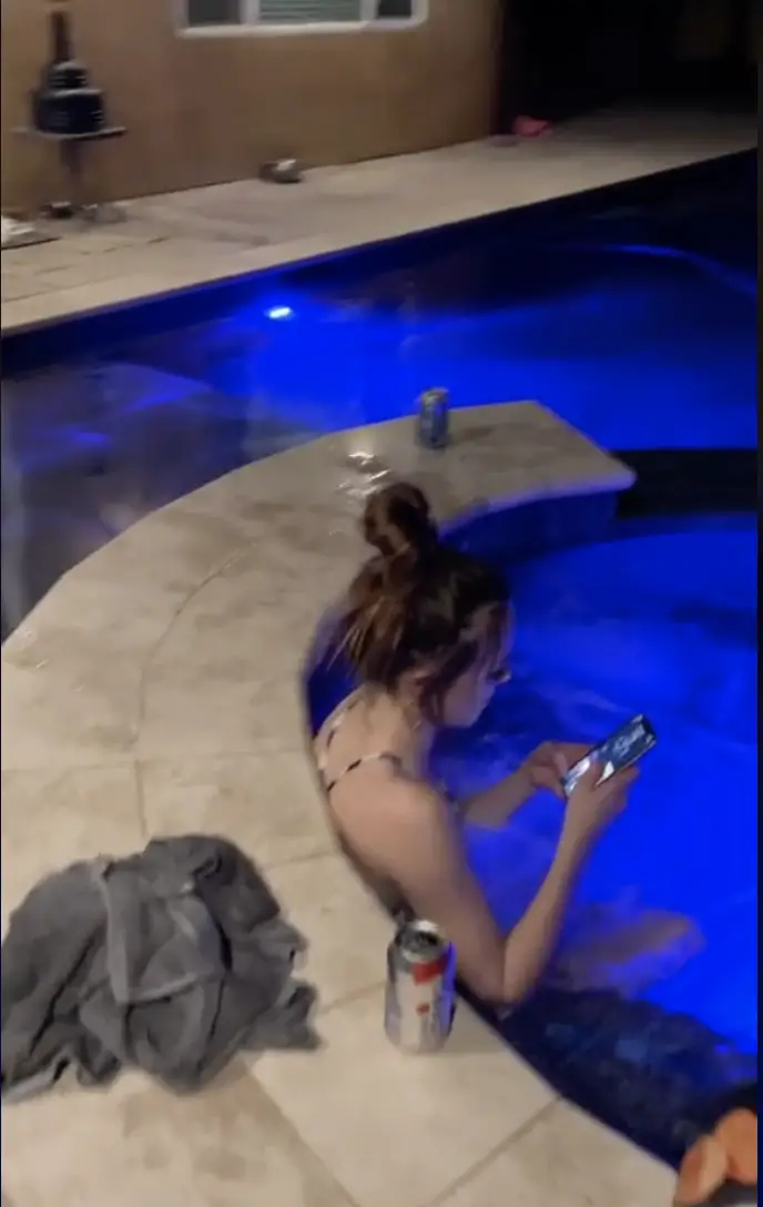 Austin's girlfriend is in the backyard jacuzzi texting, as seen in a video dated February 24, 2021 | Source: TikTok/@snow5_0